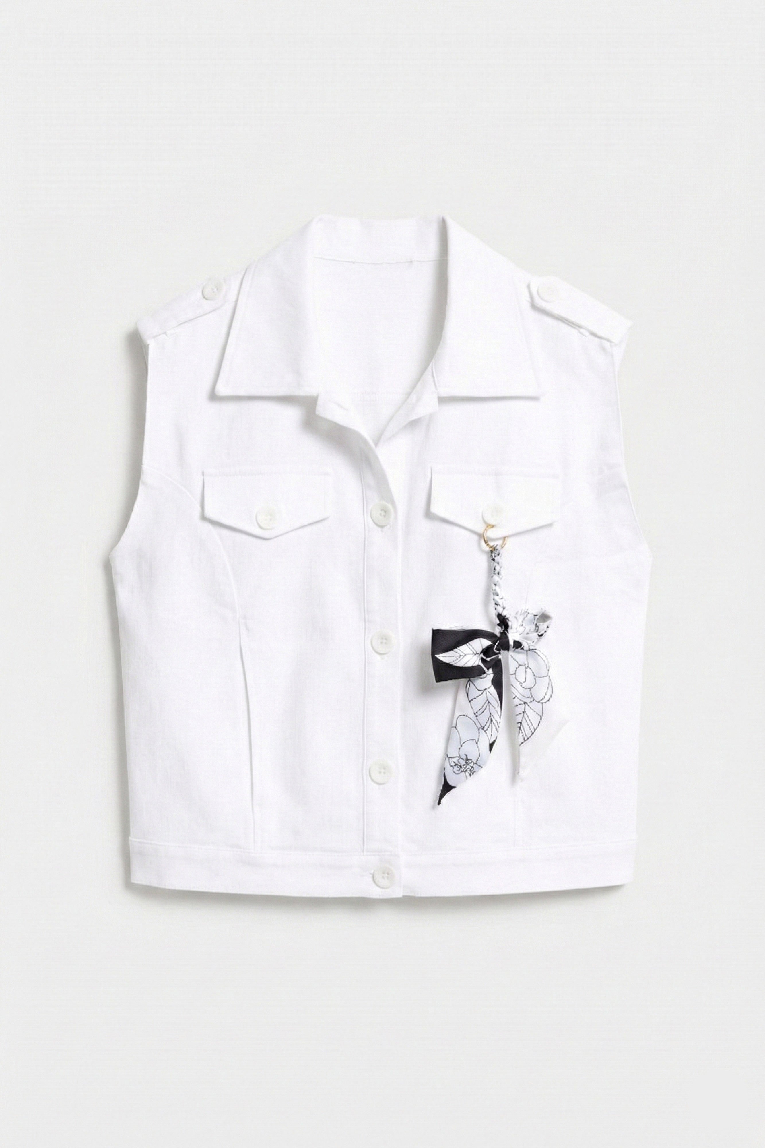 Kadın Beyaz Aksesuar Detaylı Oversize Tasarım Yelek