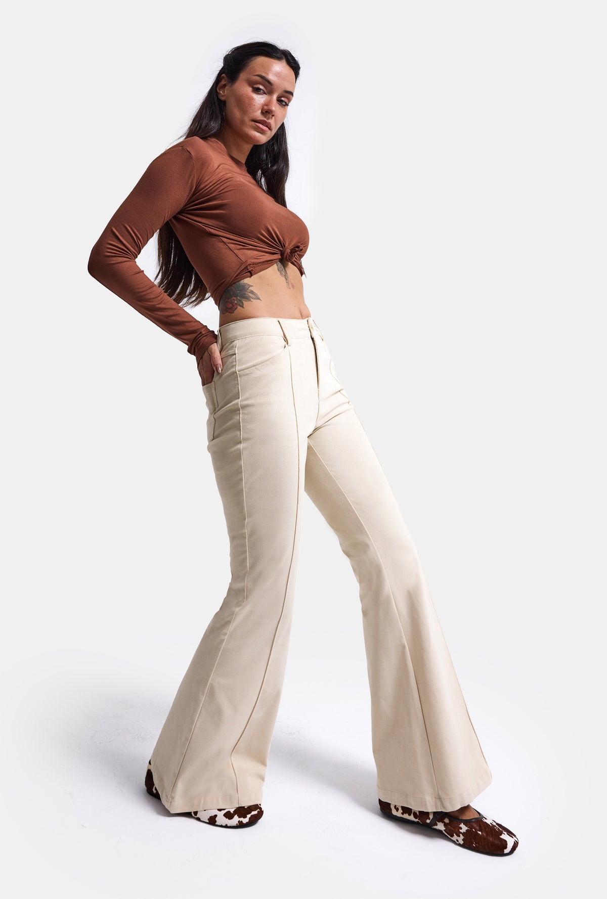 Kadın Bej Flare Fit Pürüzsüz Dokulu Esnek Velvet Kadife Kumaş Pantolon
