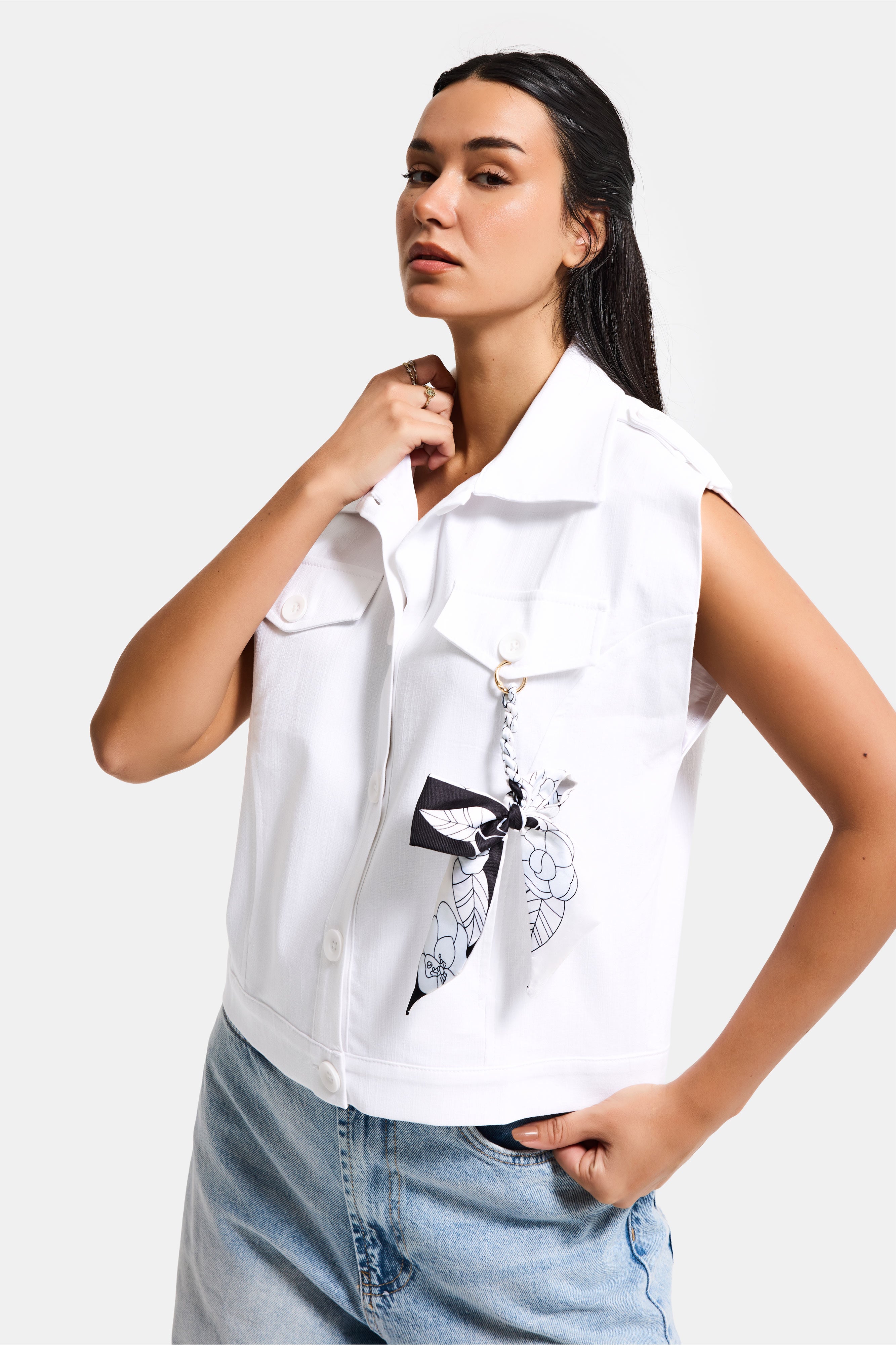 Kadın Beyaz Aksesuar Detaylı Oversize Tasarım Yelek