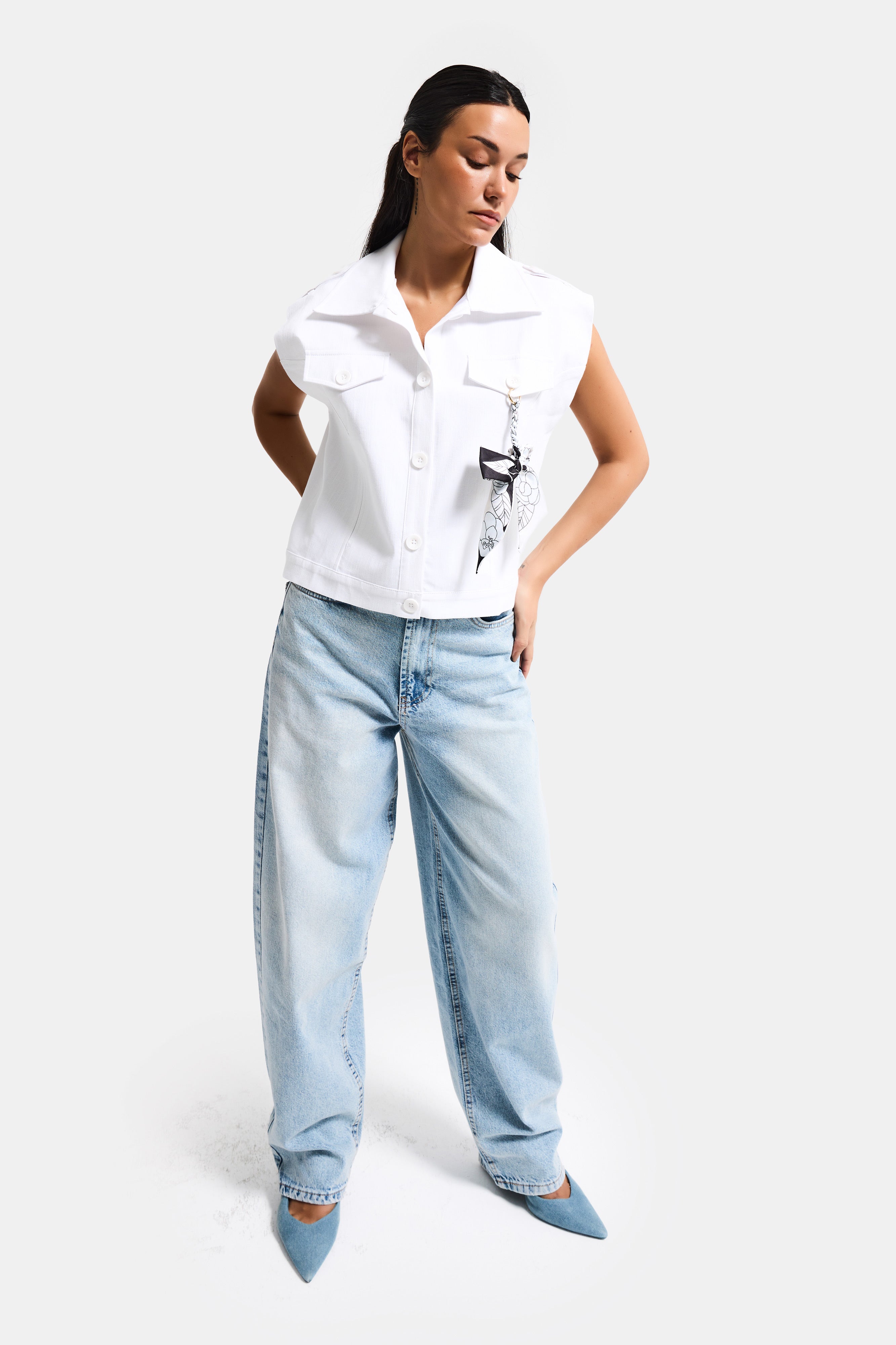 Kadın Beyaz Aksesuar Detaylı Oversize Tasarım Yelek