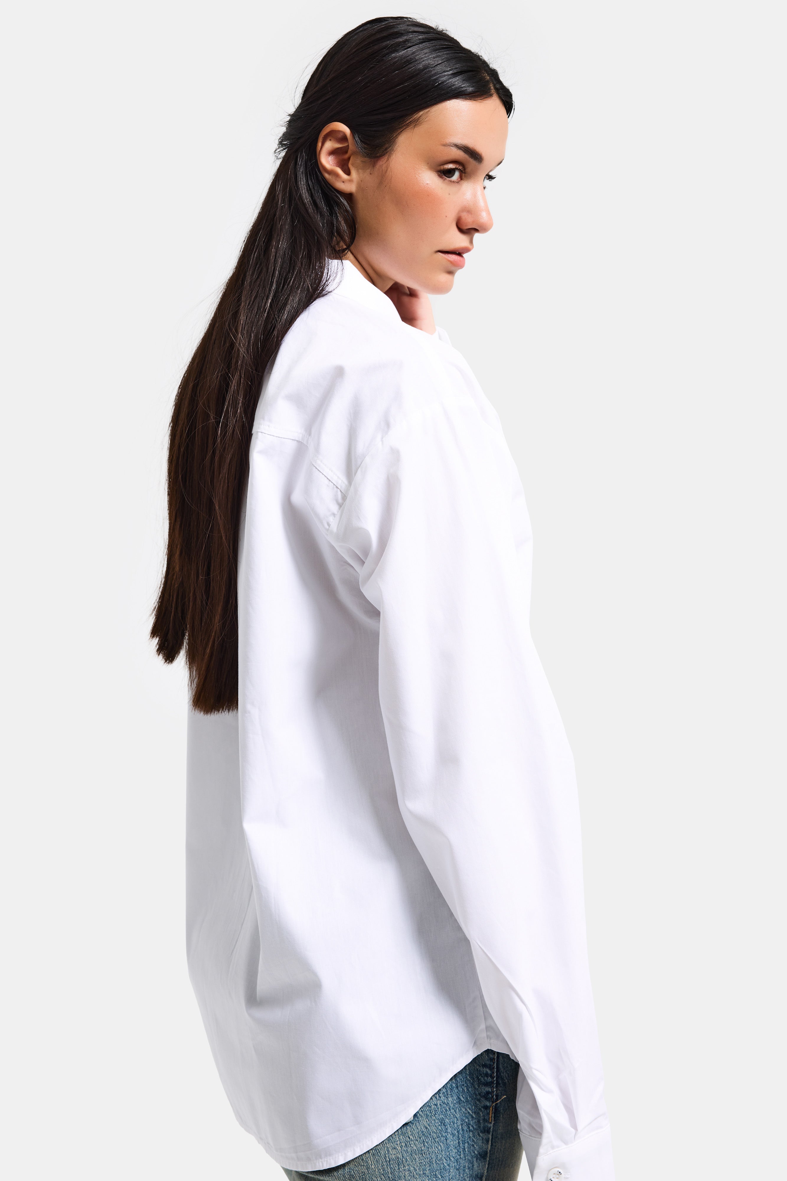 Kadın Beyaz Oversize Kravat Detaylı Özel Tasarım Bol Kesim Gömlek