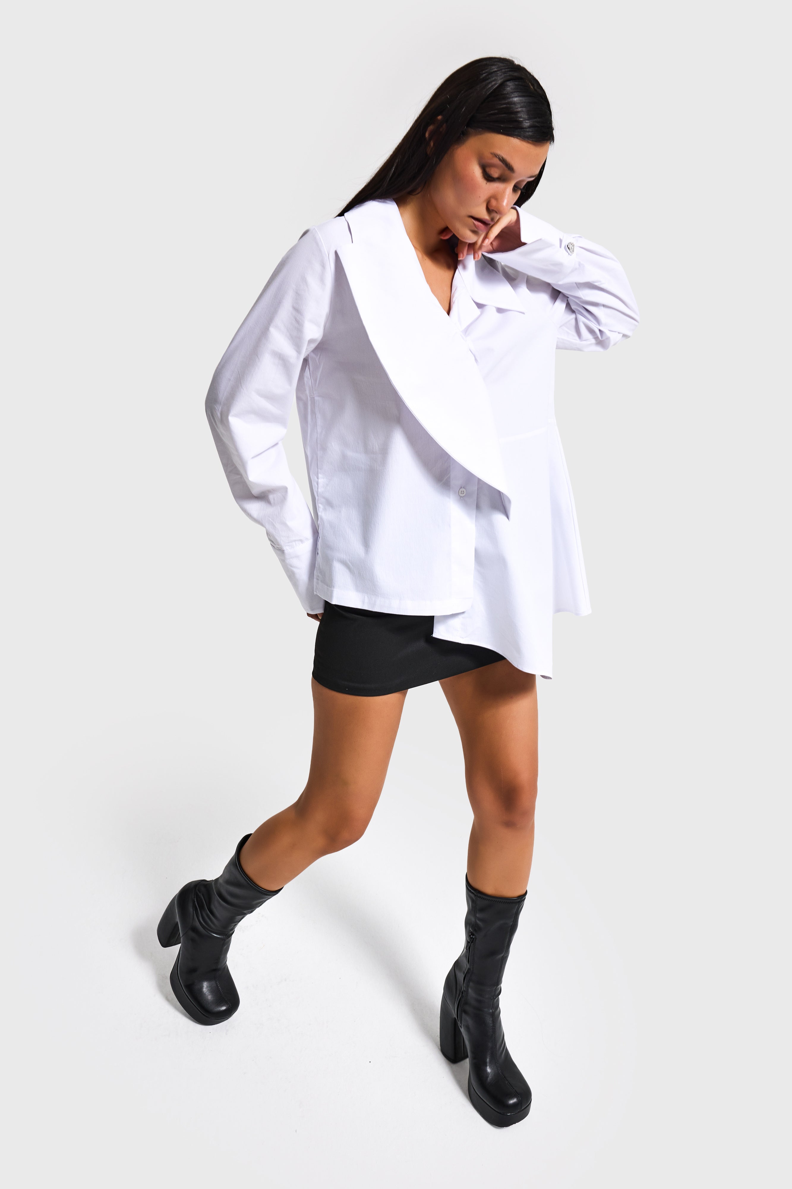 Kadın Beyaz Renk Bol Kesim Yaka Detaylı Özel Tasarım Gömlek