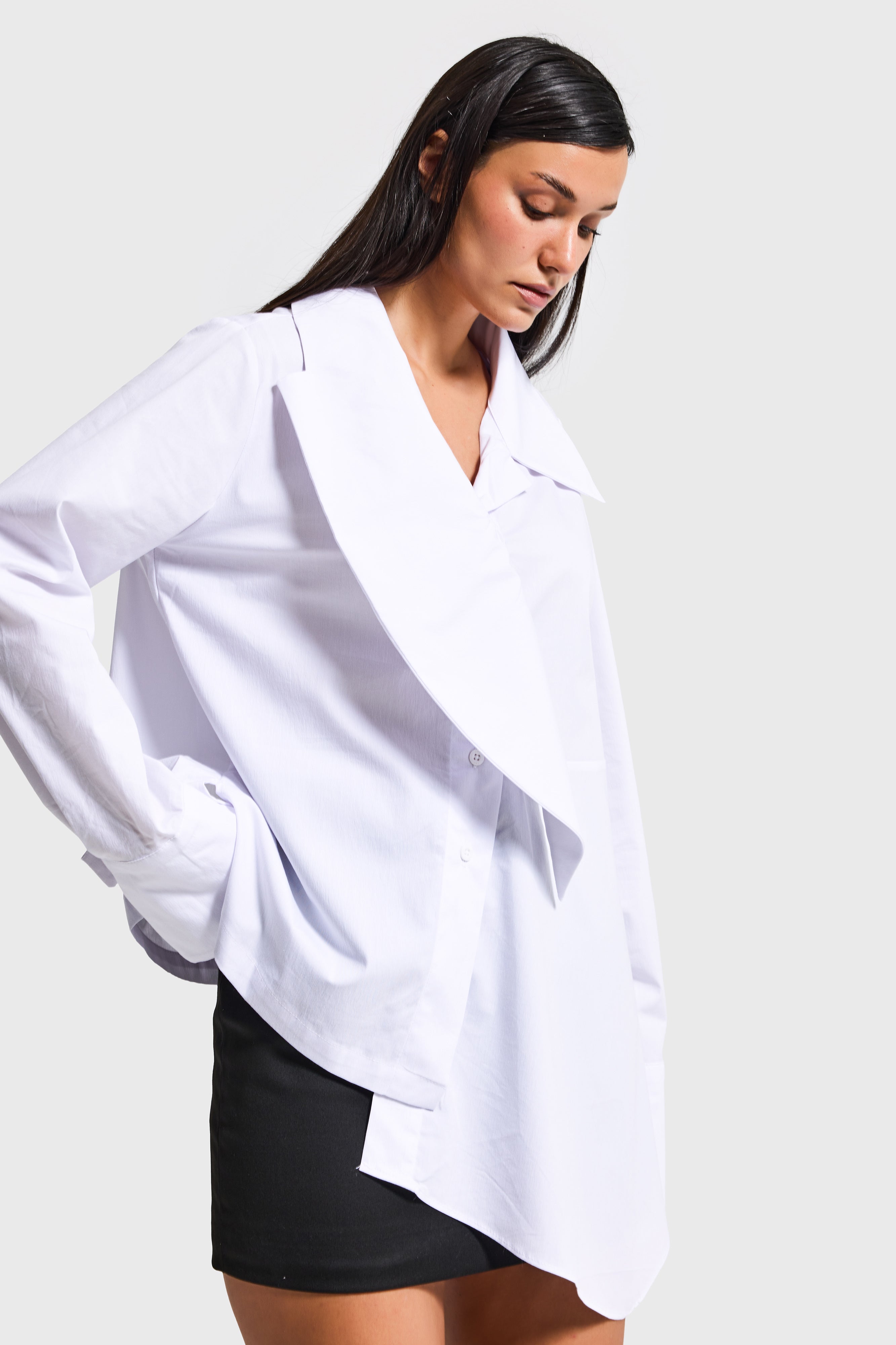 Kadın Beyaz Renk Bol Kesim Yaka Detaylı Özel Tasarım Gömlek