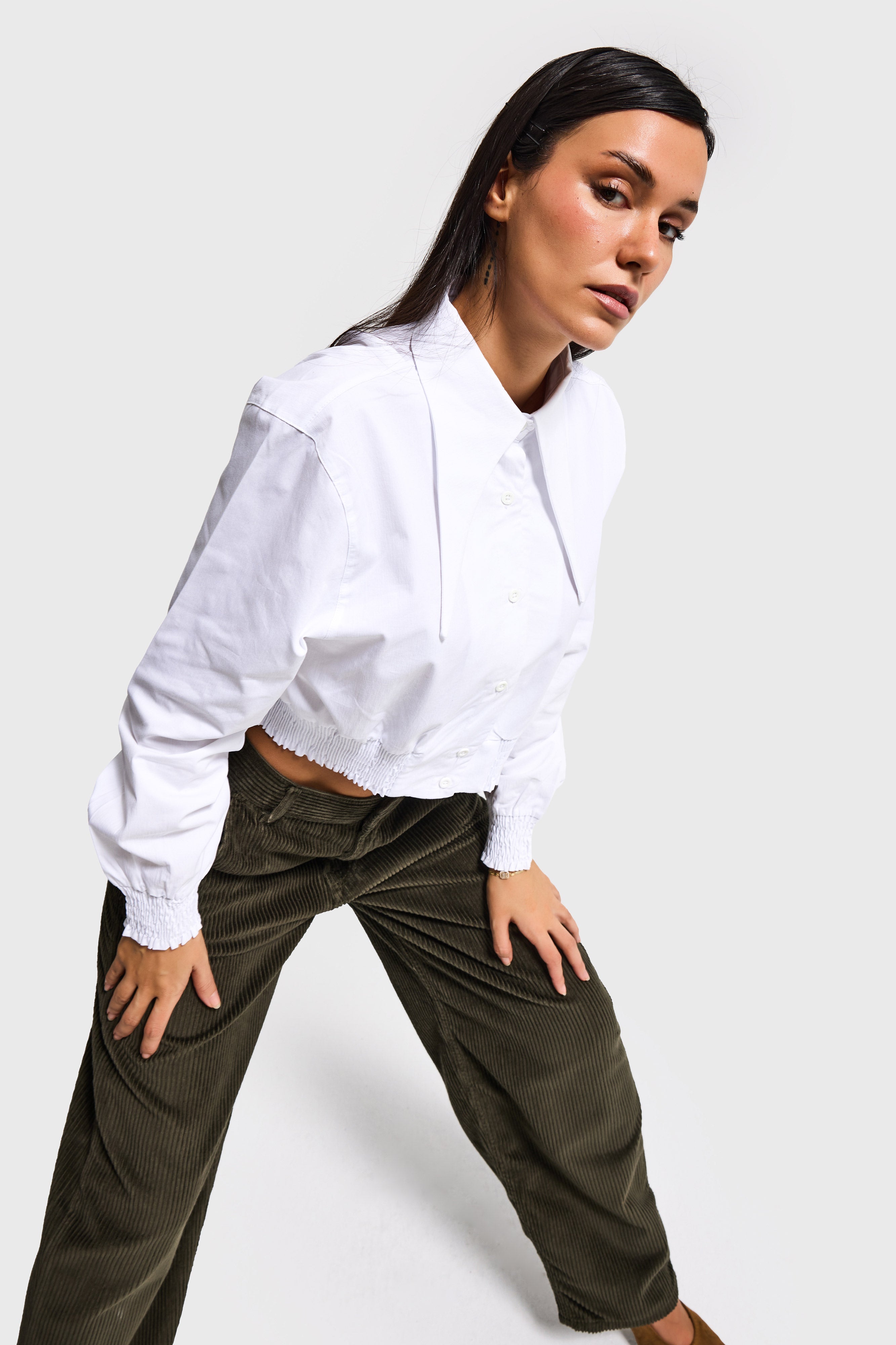 Kadın Beyaz Renk Crop Fit Yaka Detaylı Özel Tasarım Gömlek