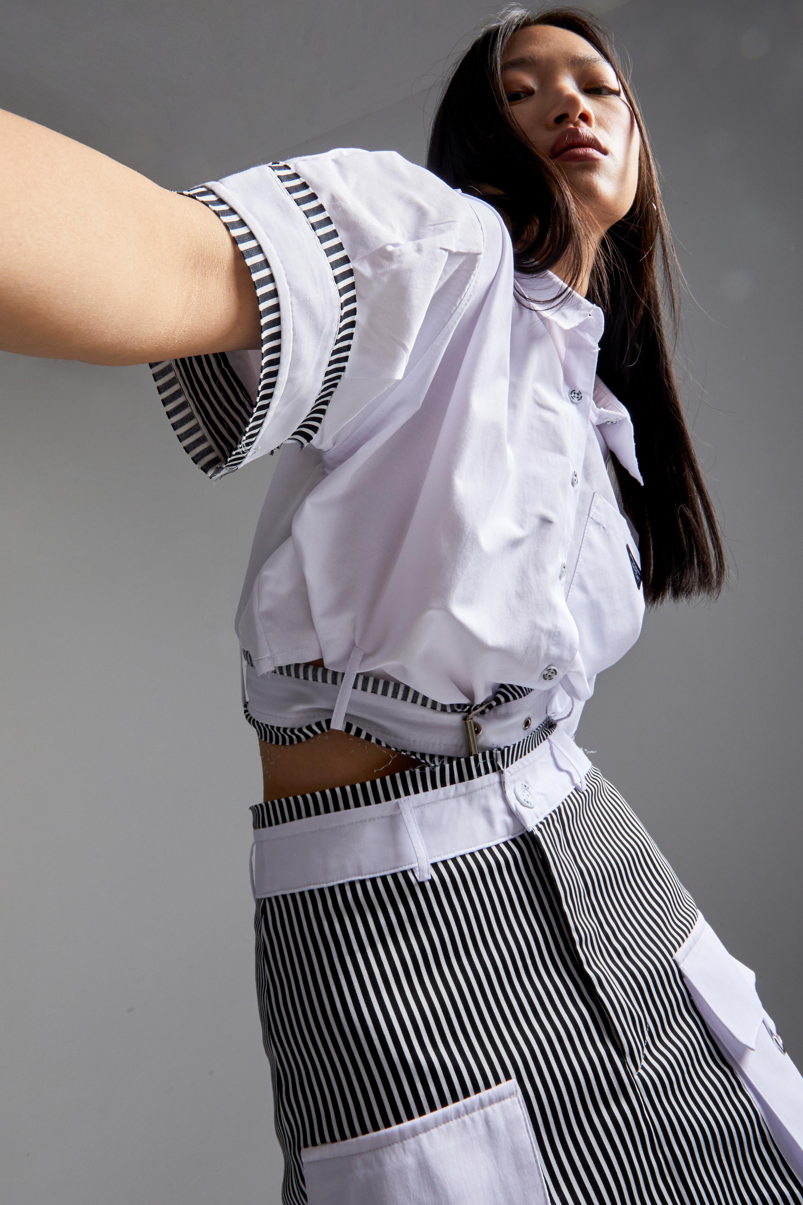 Kadın Beyaz Renk Oversize Kemer Detaylı Önü Düğmeli Crop Top Kumaş Gömlek
