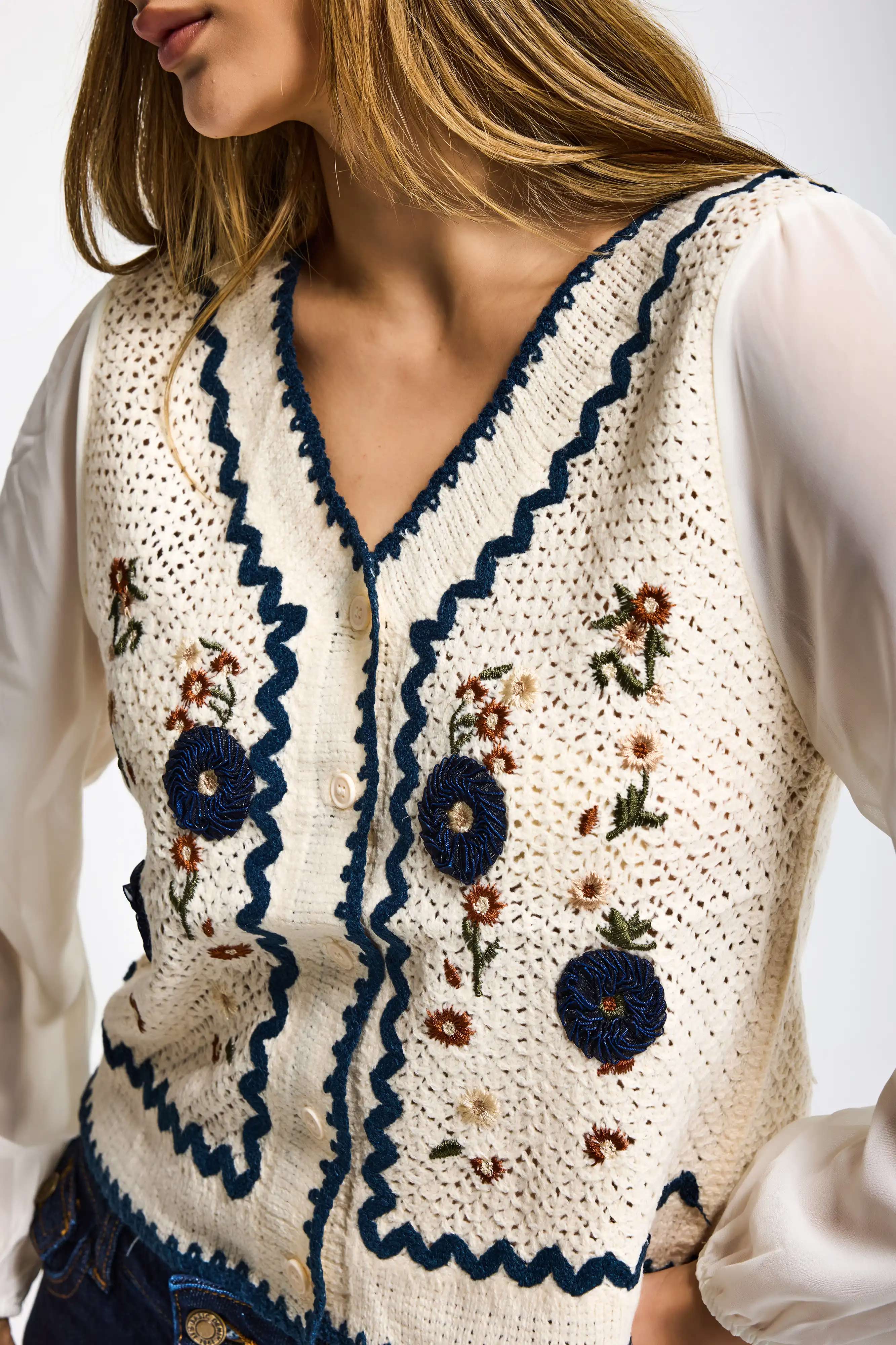 Kadın Ekru Etnik Şifon Kollu Etnik Örgülü Tasarım Bluz