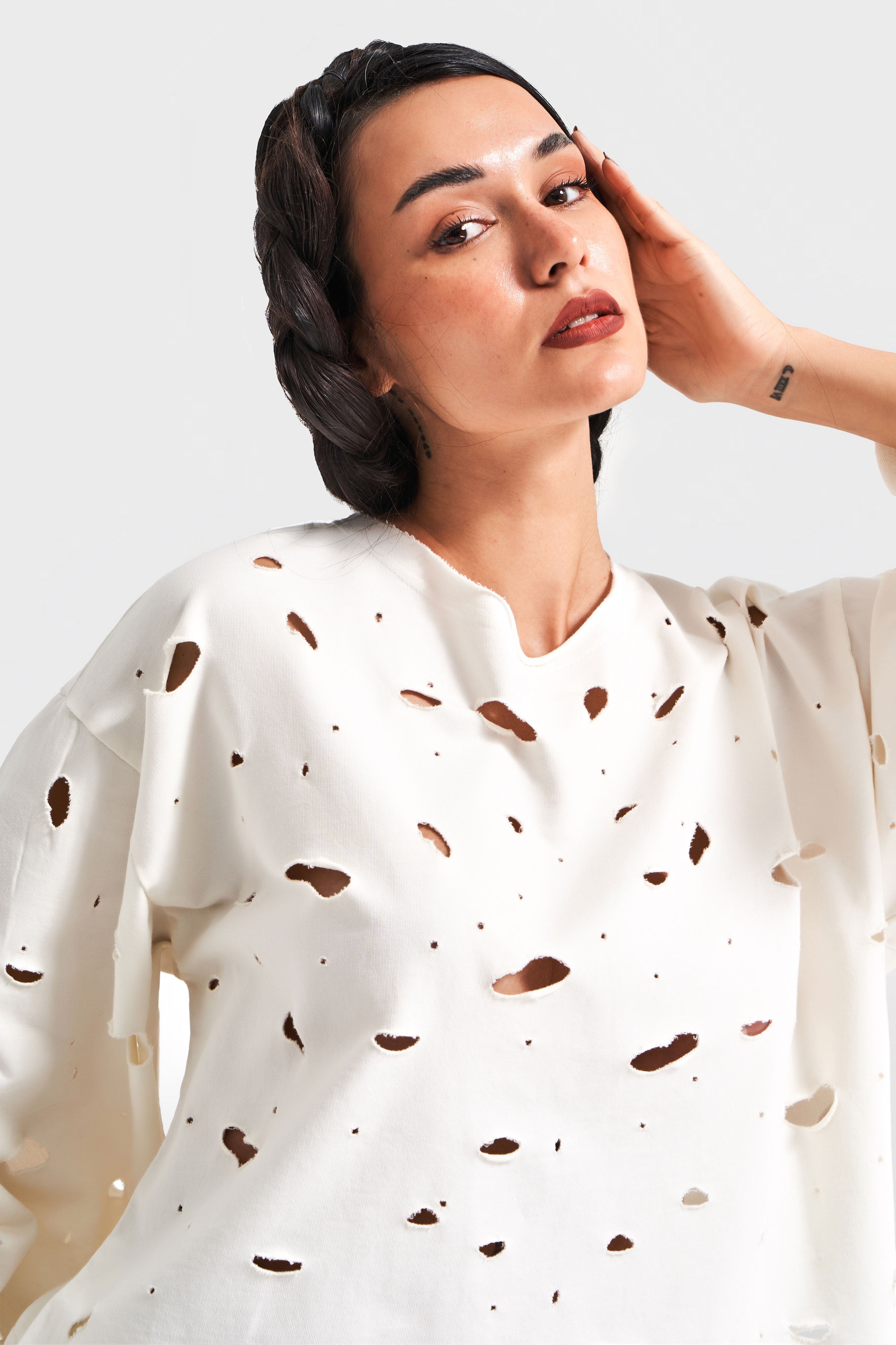 Kadın Ekru Renk Örme Kumaş Yırtık Detaylı Tasarım Sweatshirt
