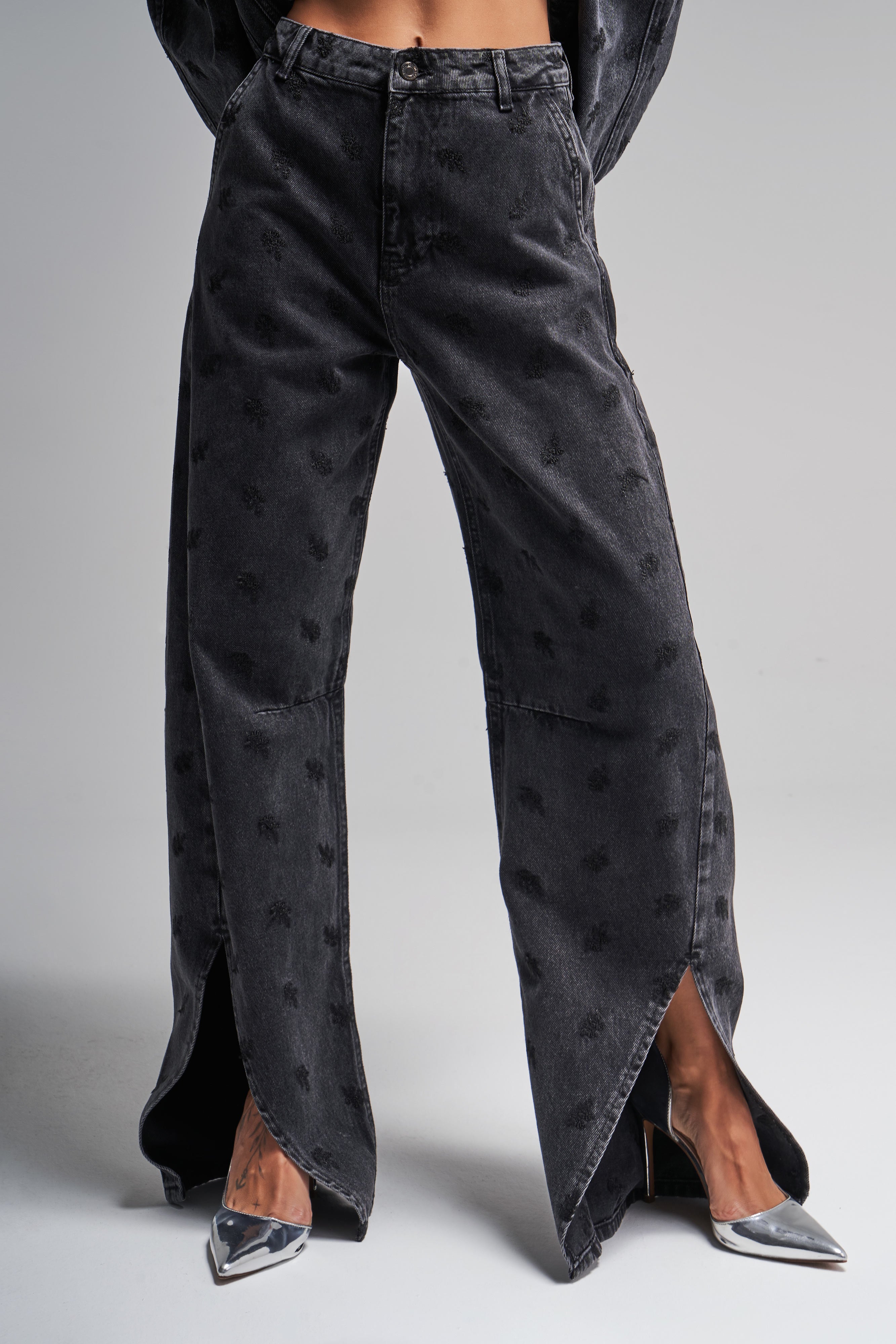 Women's Smoke Color Black Embroidered Leg Detailed Barrel Fit Denim