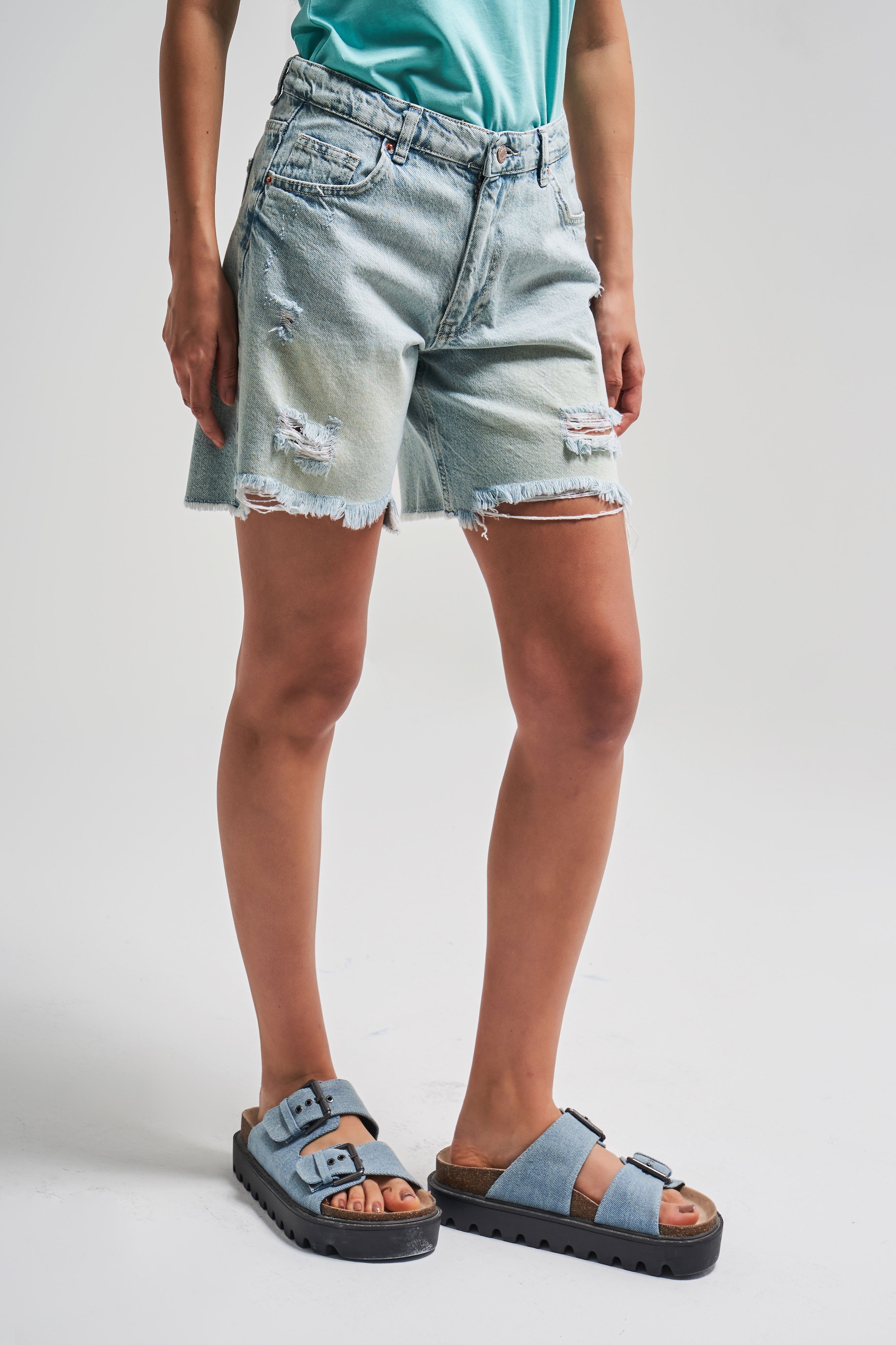 Kadın G.Kot Rengi 12s5-80 Midi Boy Yırtık Detaylı %100 Koton Denim Şort