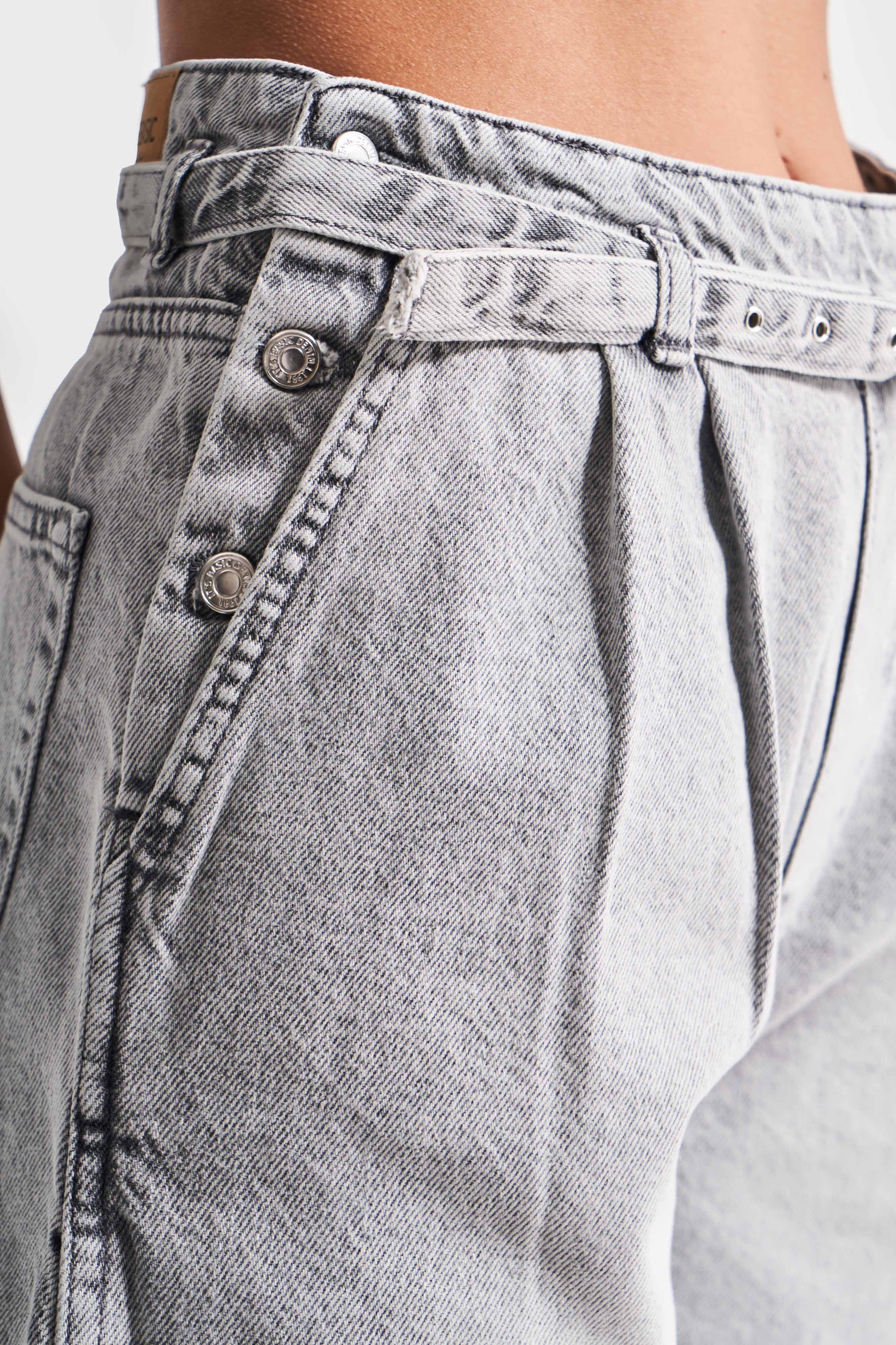 Kadın Gri Renk 4s5-12 Kemer Detaylı Midi Boy Pileli %100 Koton Denim Şort
