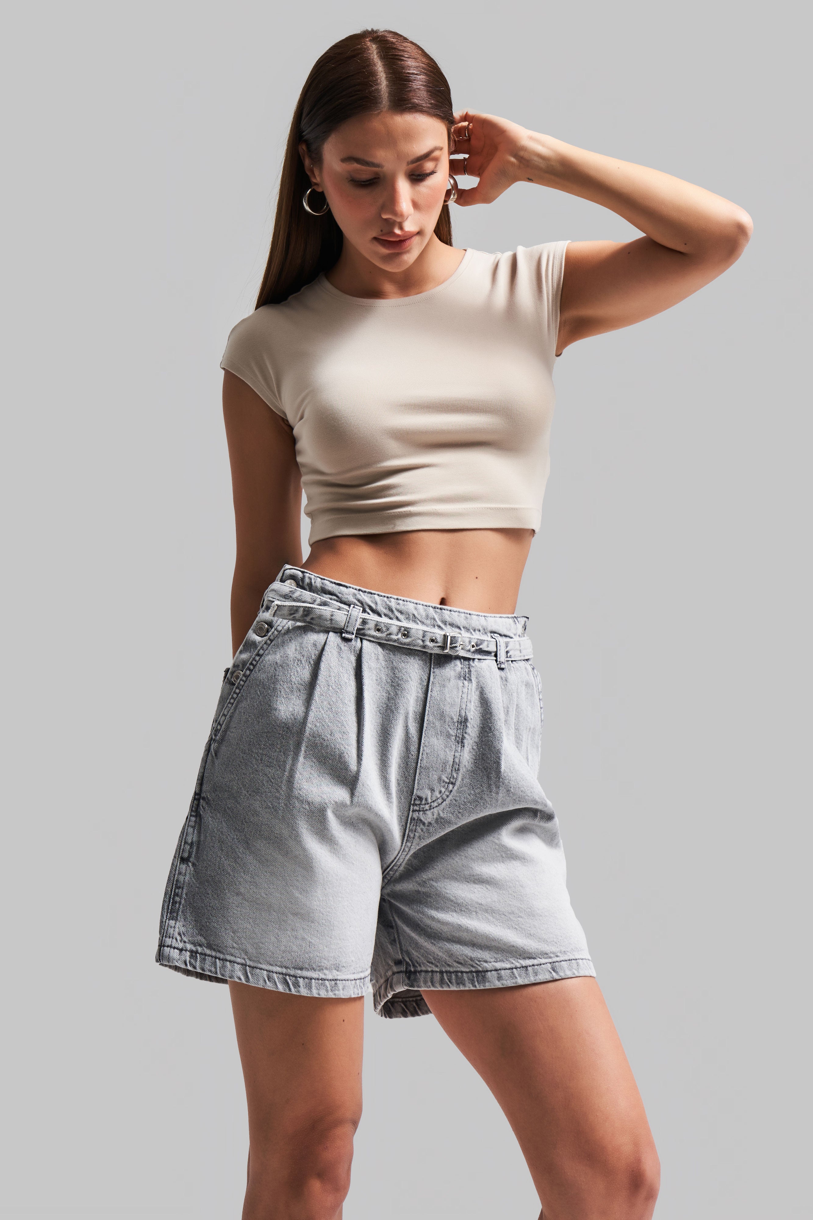 Kadın Gri Renk 4s5-12 Kemer Detaylı Midi Boy Pileli %100 Koton Denim Şort