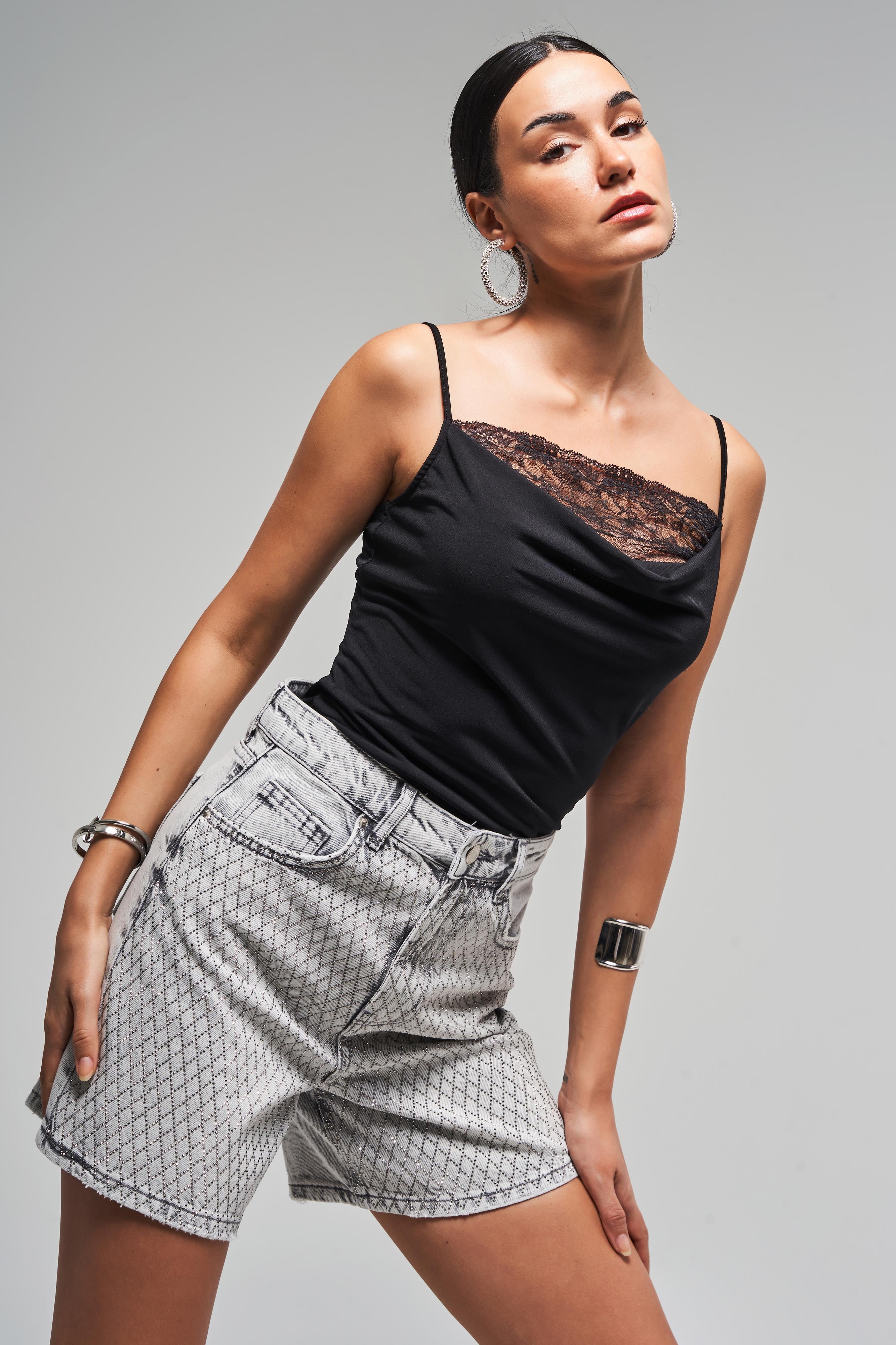 Kadın Gri Renk T-4S5-12 Parlak Taşlı Mom Fit Midi Boy Tasarım %100 Koton Denim Şort