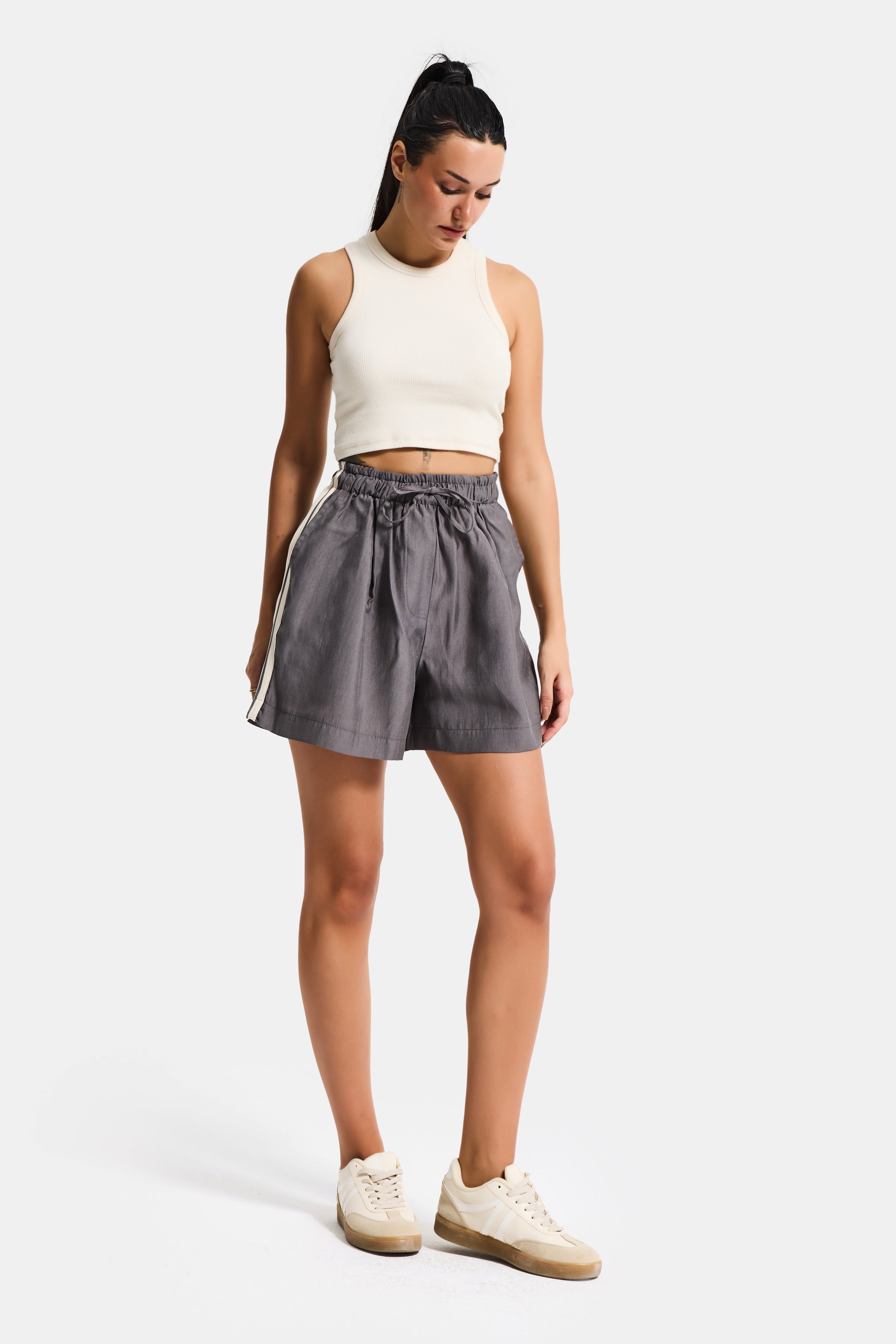 Kadın Gri s6-106 Bol Kesim Şerit Detaylı Esnek Kumaş Şort