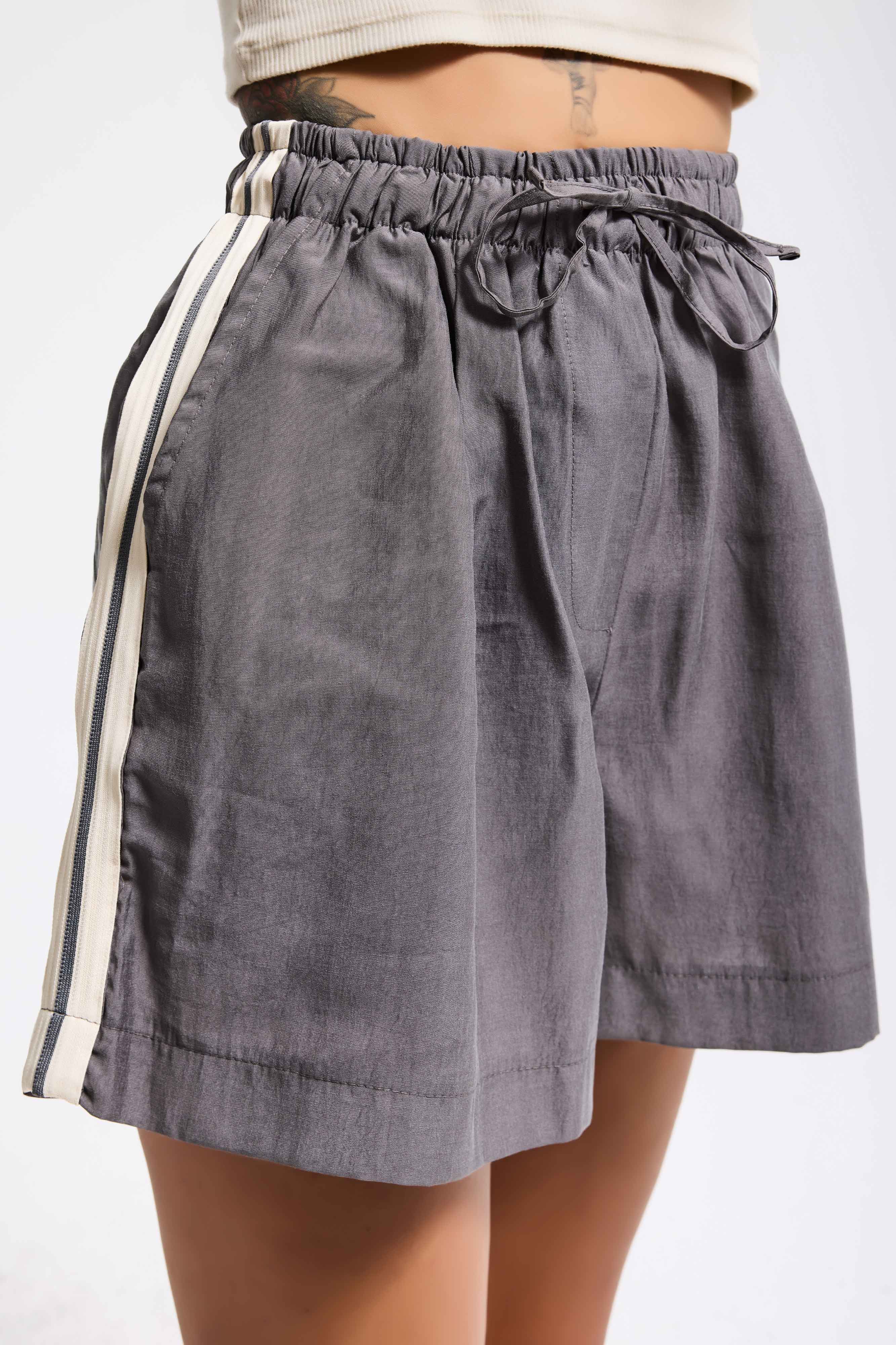 Kadın Gri s6-106 Bol Kesim Şerit Detaylı Esnek Kumaş Şort