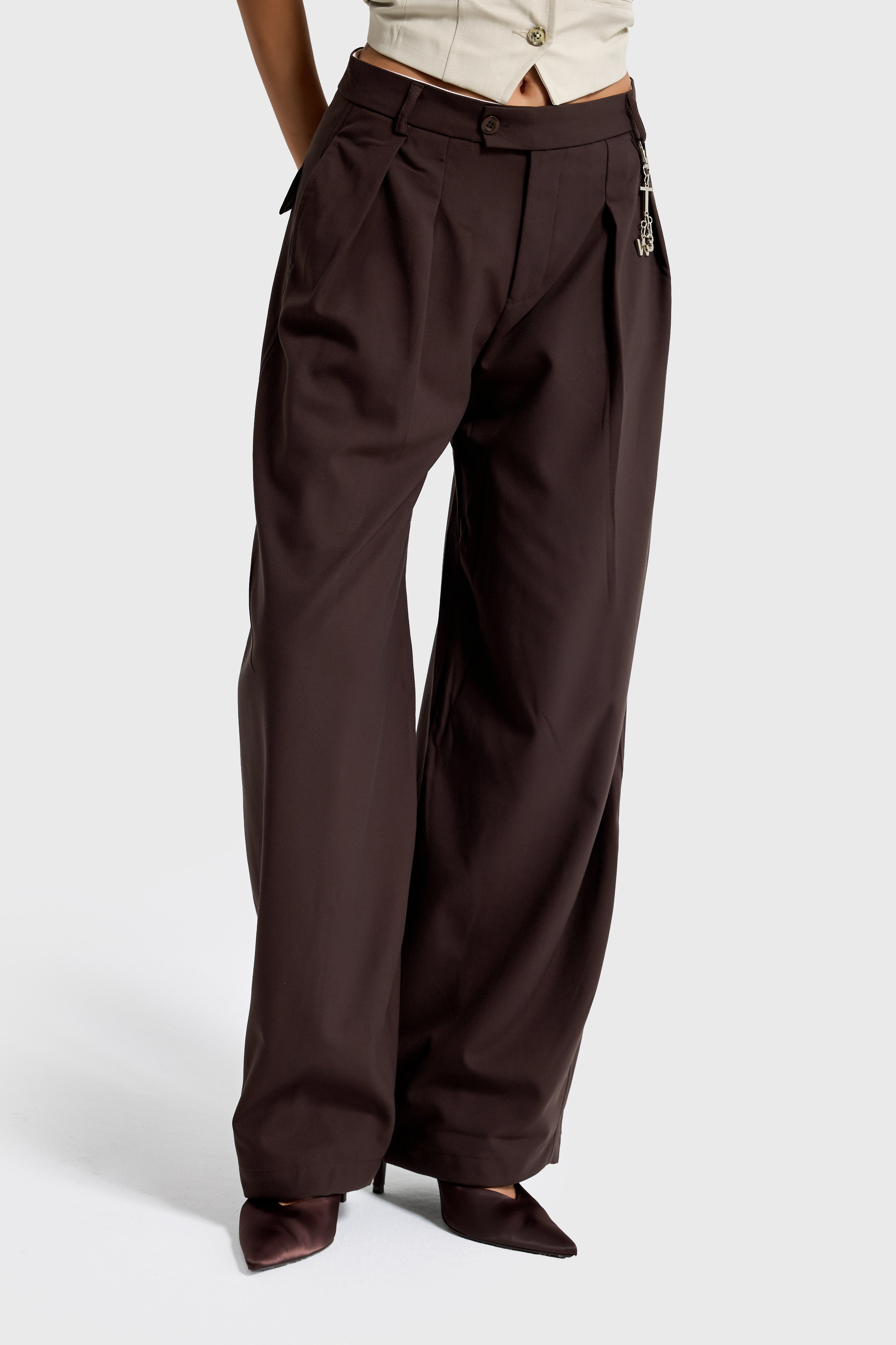 Kadın Kahverengi Aksesuar Detaylı Bol Kesim Dokuma Kumaş Özel Tasarım Pantolon