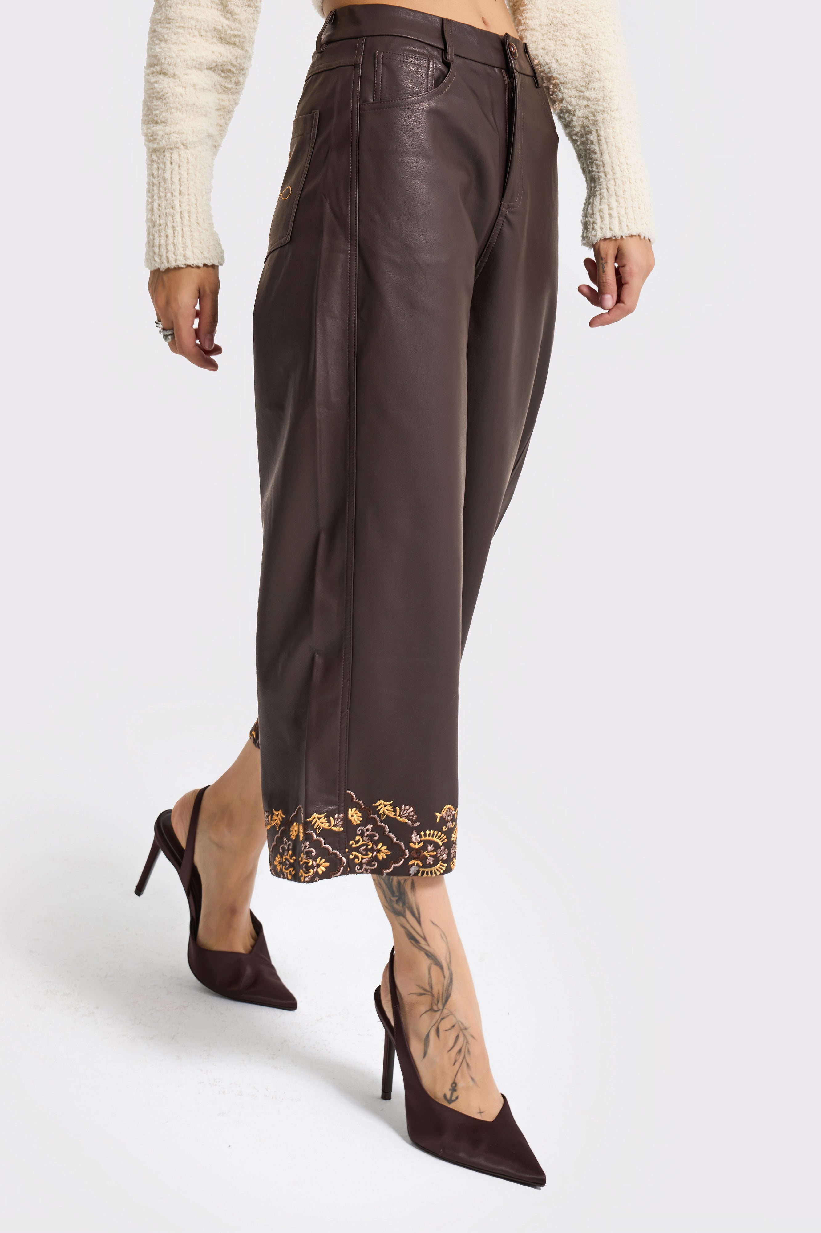 Kadın Acı Kahve Paçası Nakış Detaylı Özel Tasarım Suni Deri Pantolon