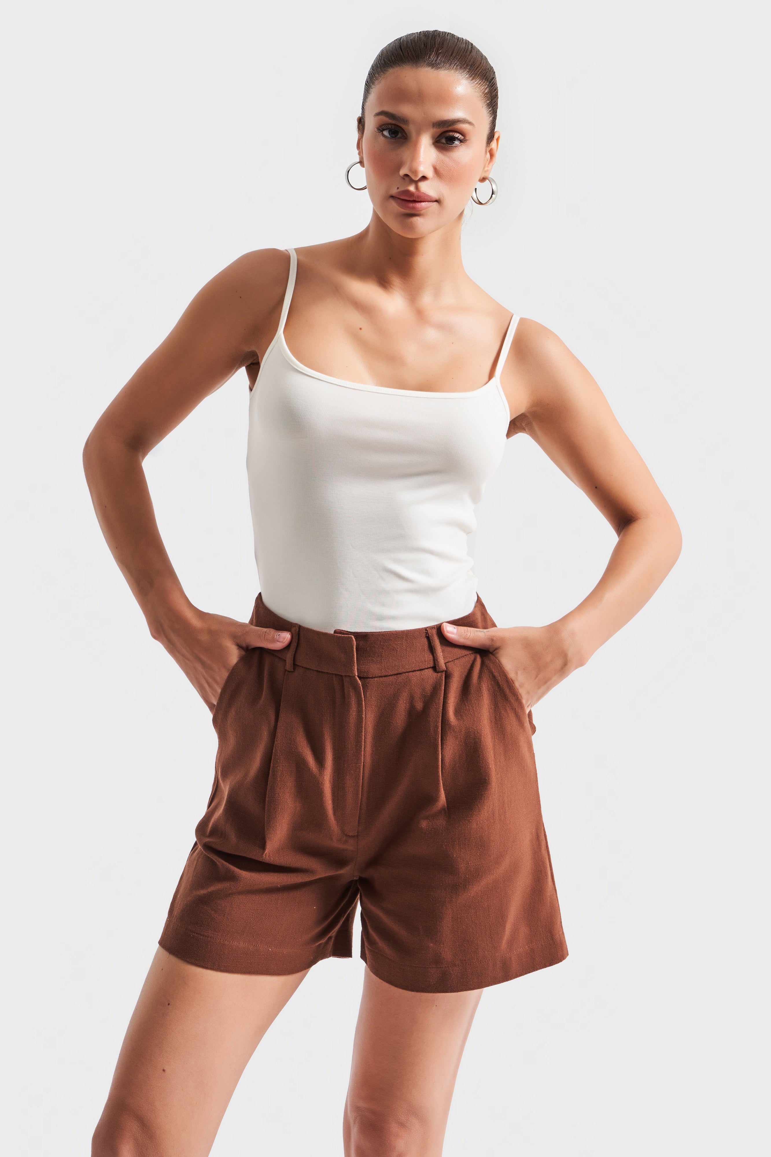 Kadın Kahverengi s5-16 Rahat Kesim Midi Önü Pileli Mom Fit Keten Kumaş Şort