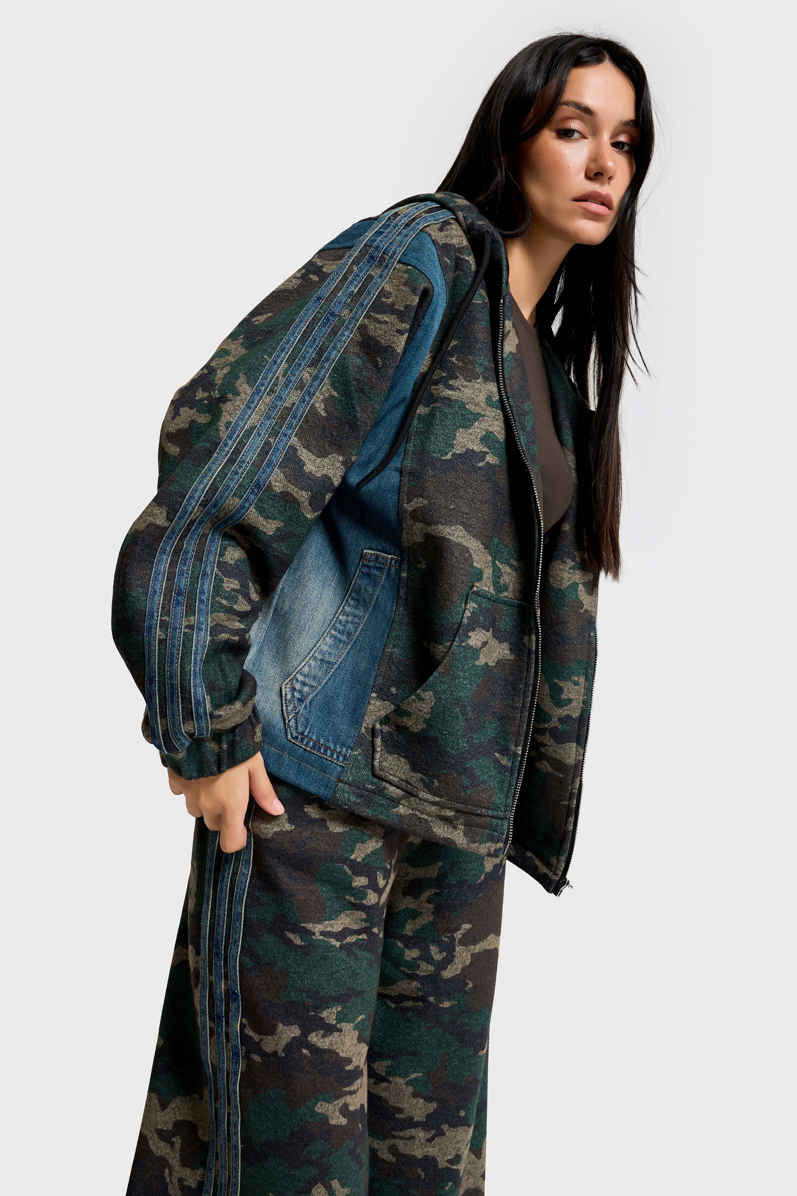 Kadın Kamuflaj Denim Karışımlı Bol Kesim Kapüşonlu Özel Tasarım Mont Ceket