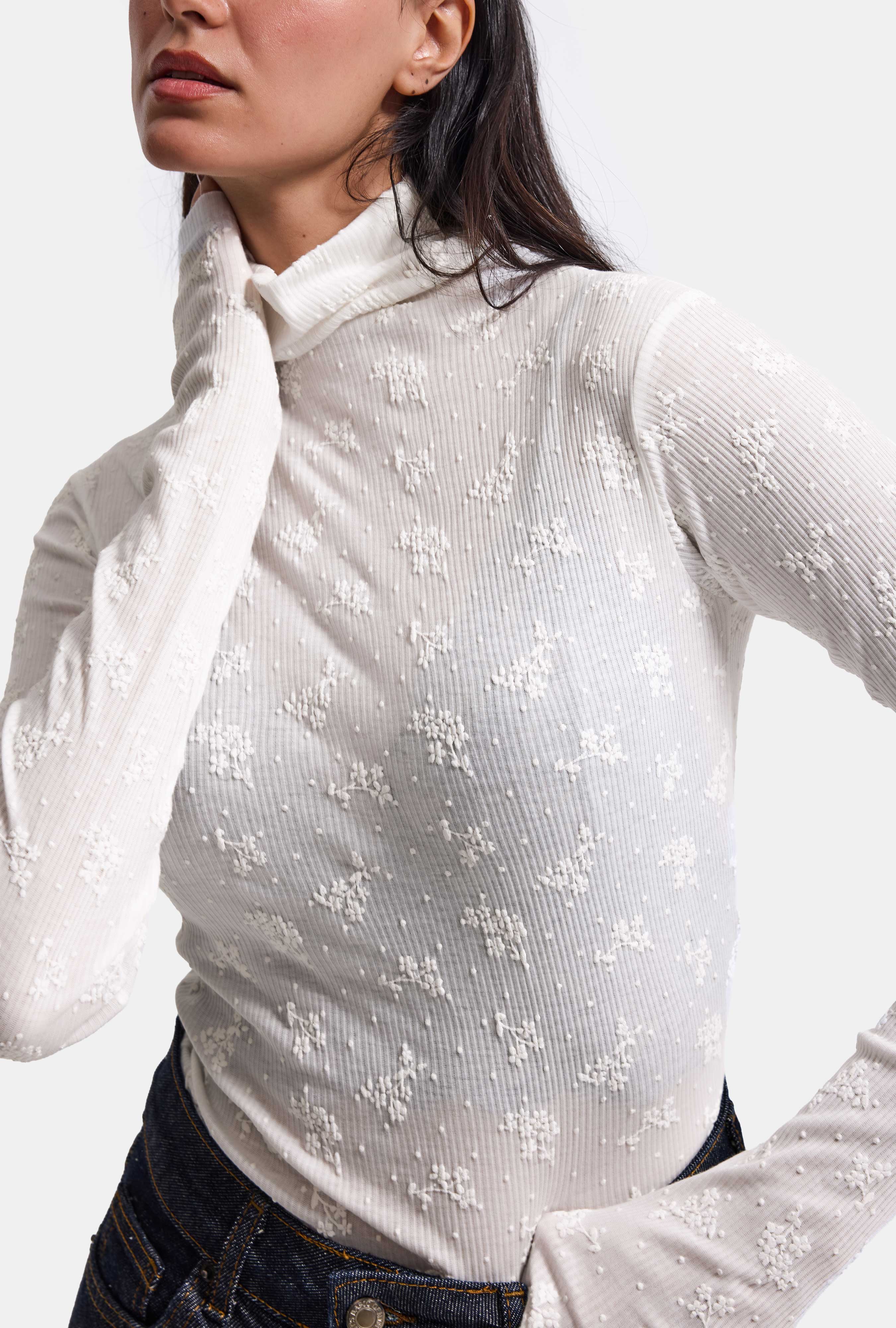 Kadın Kırık Beyaz w6-101 Slim Boğazlı Özel İşlemeli Kumaş Tasarım Bluz