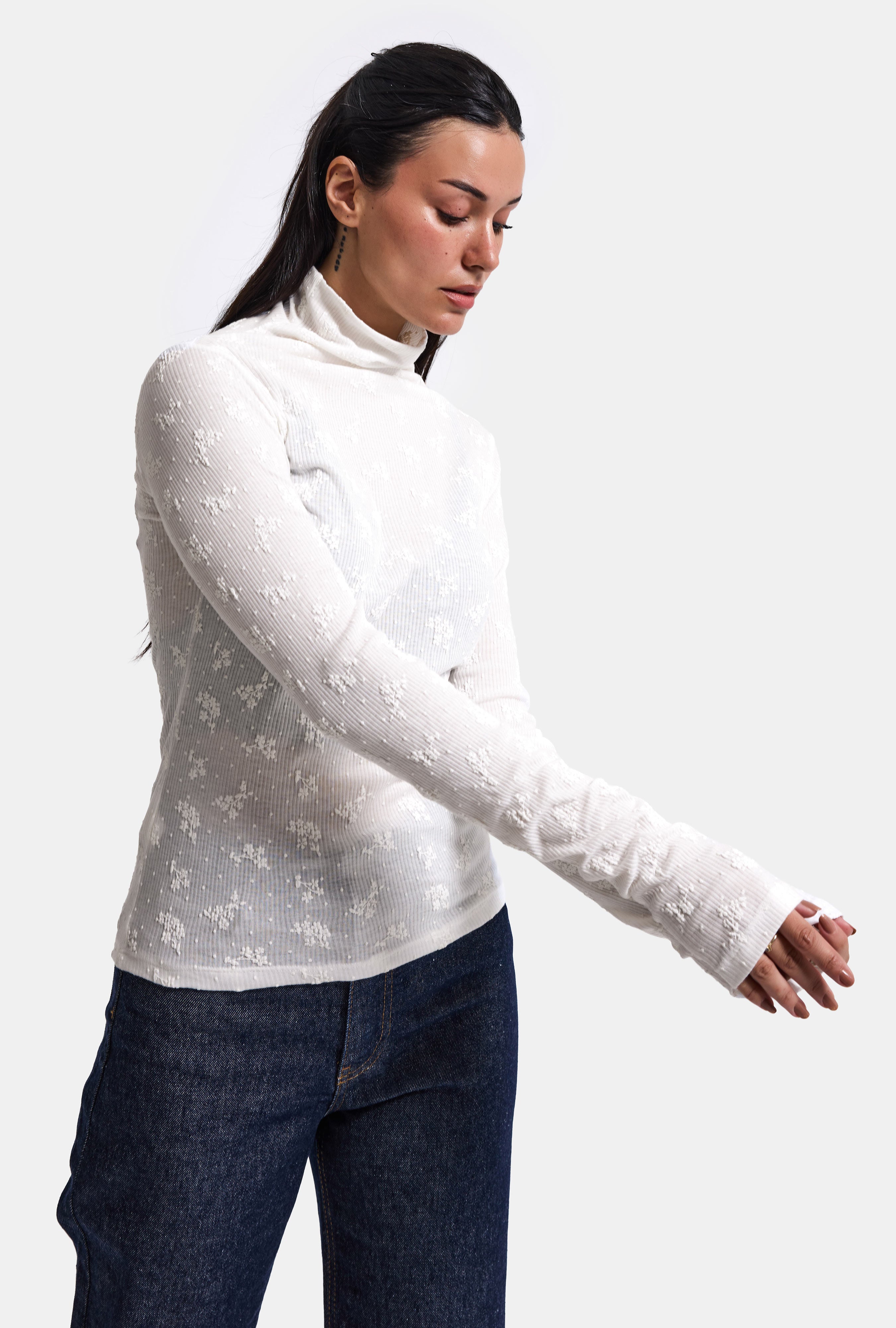 Kadın Kırık Beyaz w6-101 Slim Boğazlı Özel İşlemeli Kumaş Tasarım Bluz