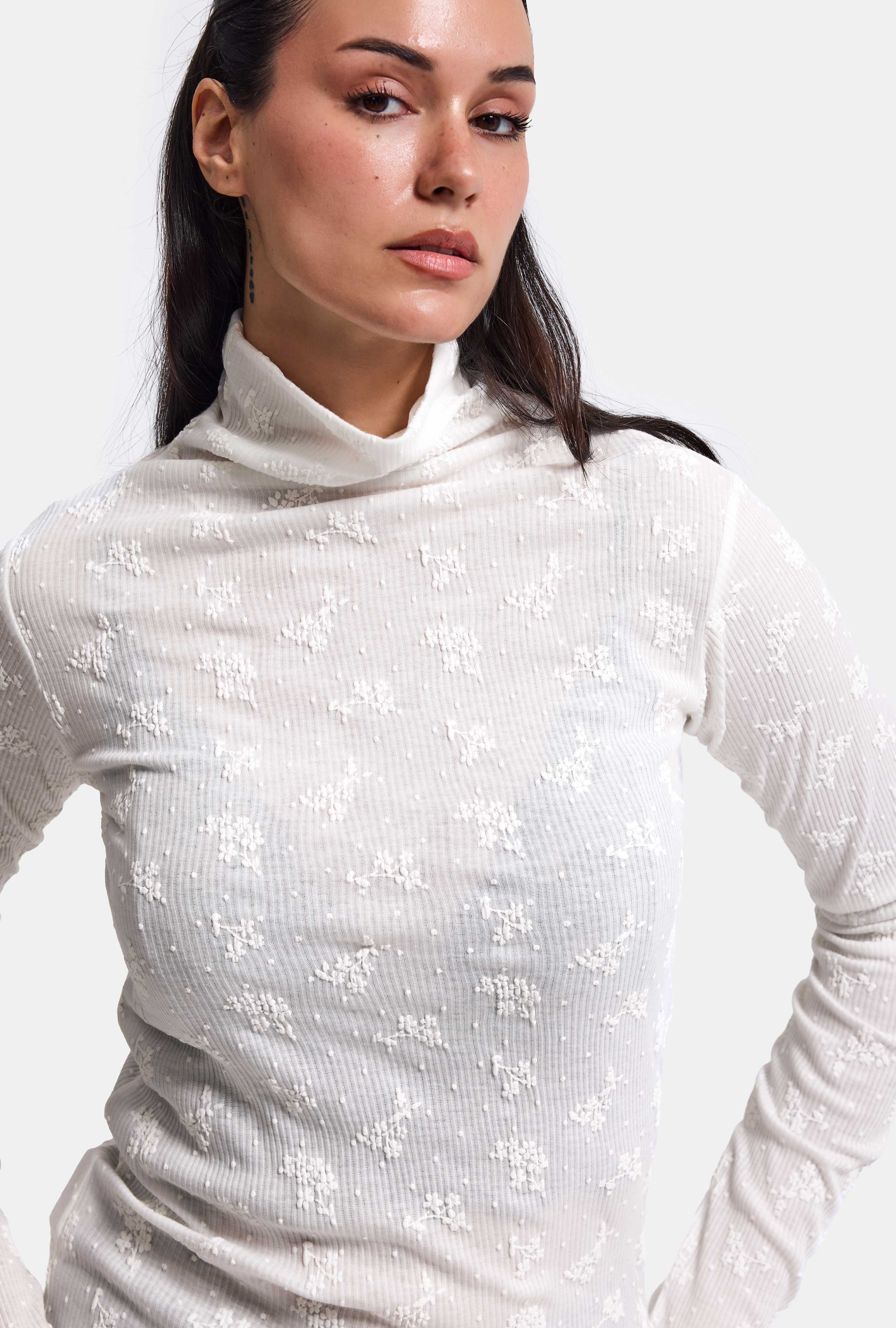 Kadın Kırık Beyaz w6-101 Slim Boğazlı Özel İşlemeli Kumaş Tasarım Bluz