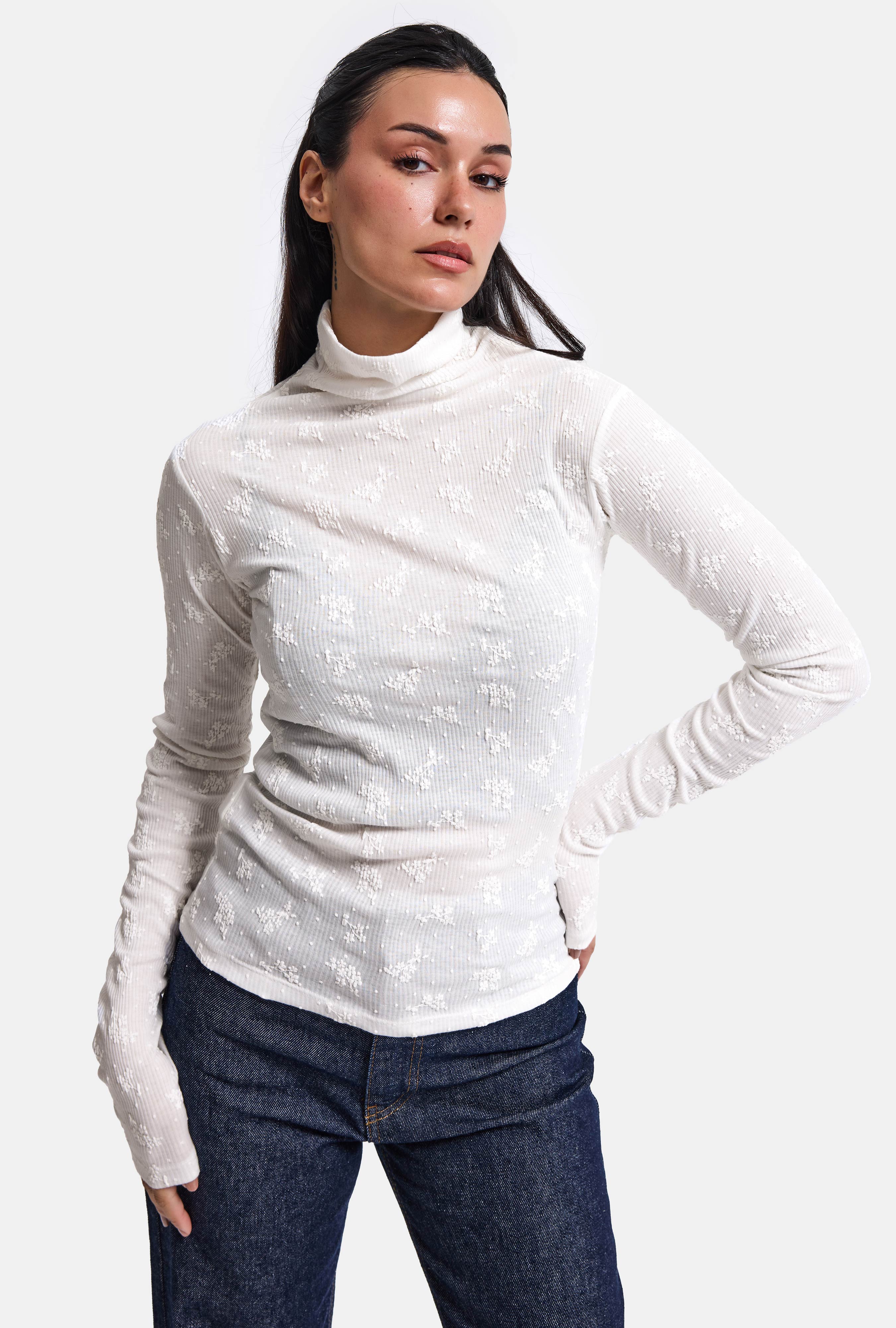 Kadın Kırık Beyaz w6-101 Slim Boğazlı Özel İşlemeli Kumaş Tasarım Bluz