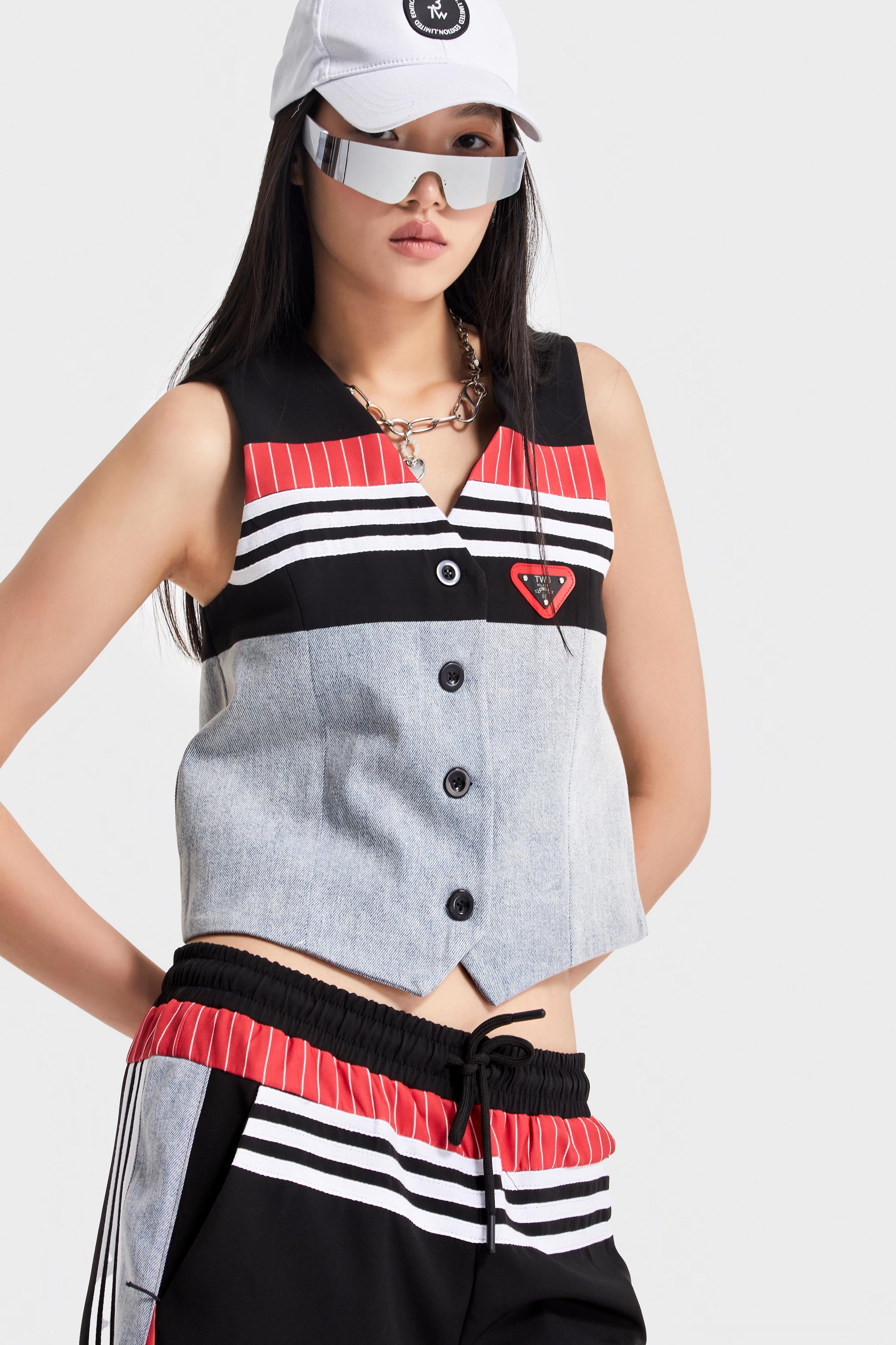 Kadın Kırmızı Renk Kumaş Denim Parçalı Önden Düğmeli Sıfır Kol Tasarım Denim Yelek
