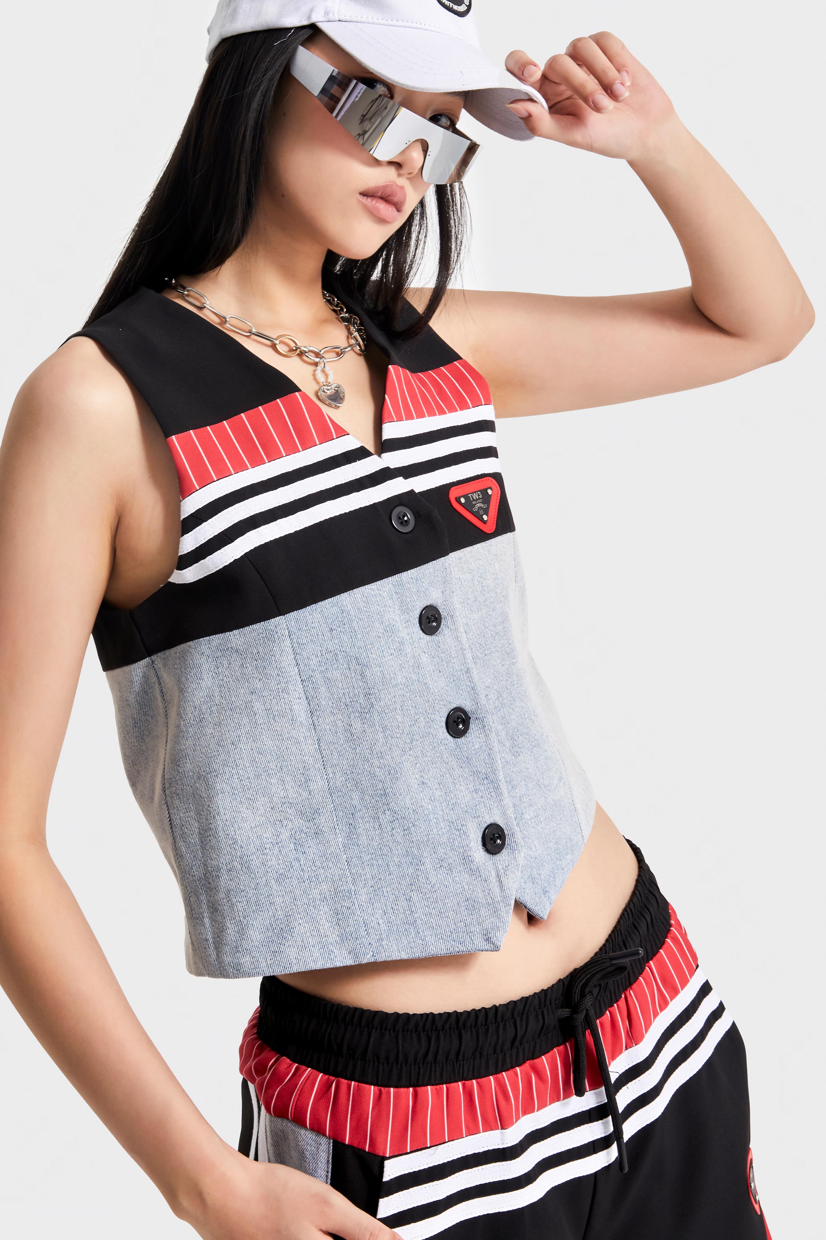 Kadın Kırmızı Renk Kumaş Denim Parçalı Önden Düğmeli Sıfır Kol Tasarım Denim Yelek