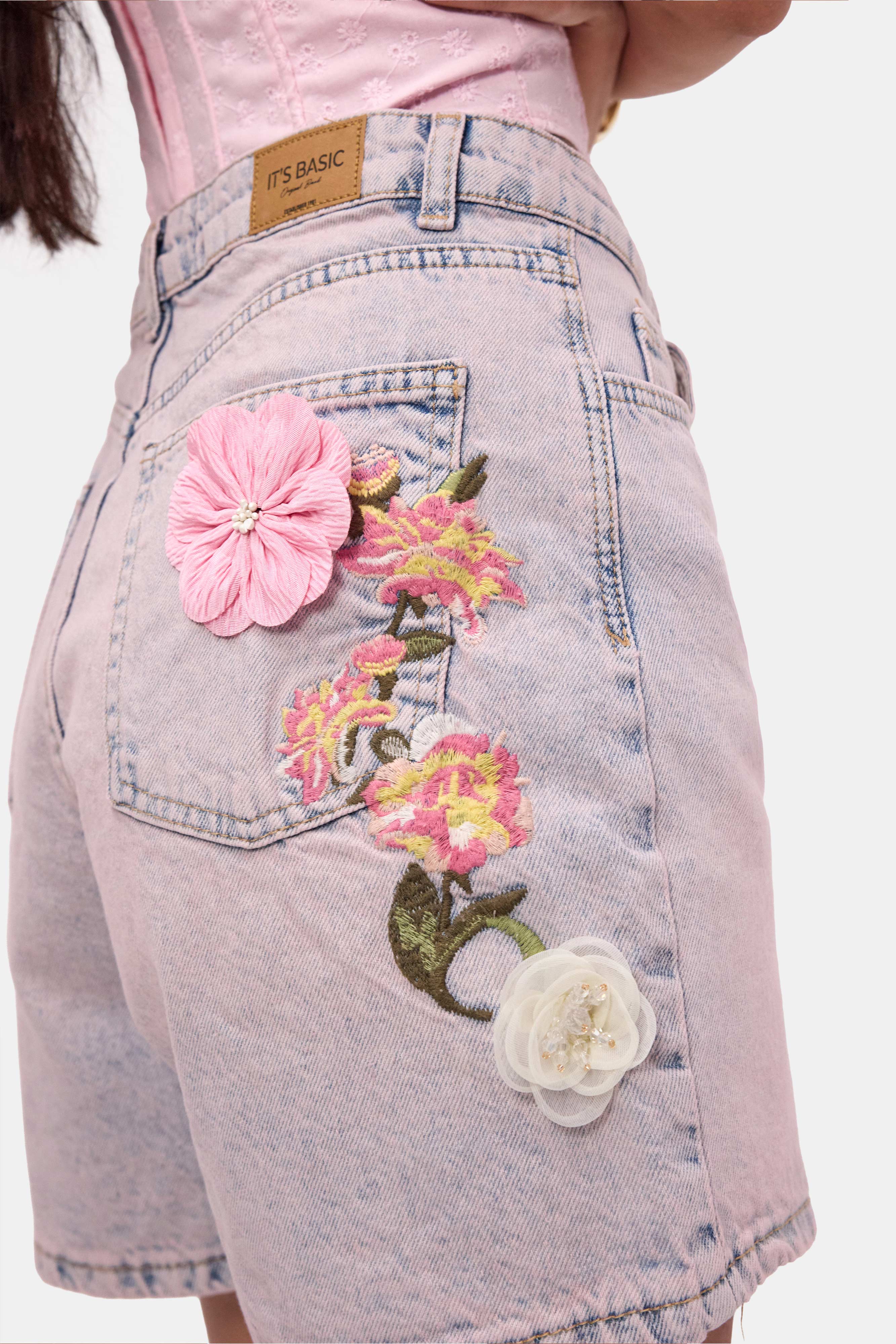 Kadın Kot Pembe 4s6-89 Mom Relax Gül ve Nakış Detaylı Özel Tasarım Denim Şort