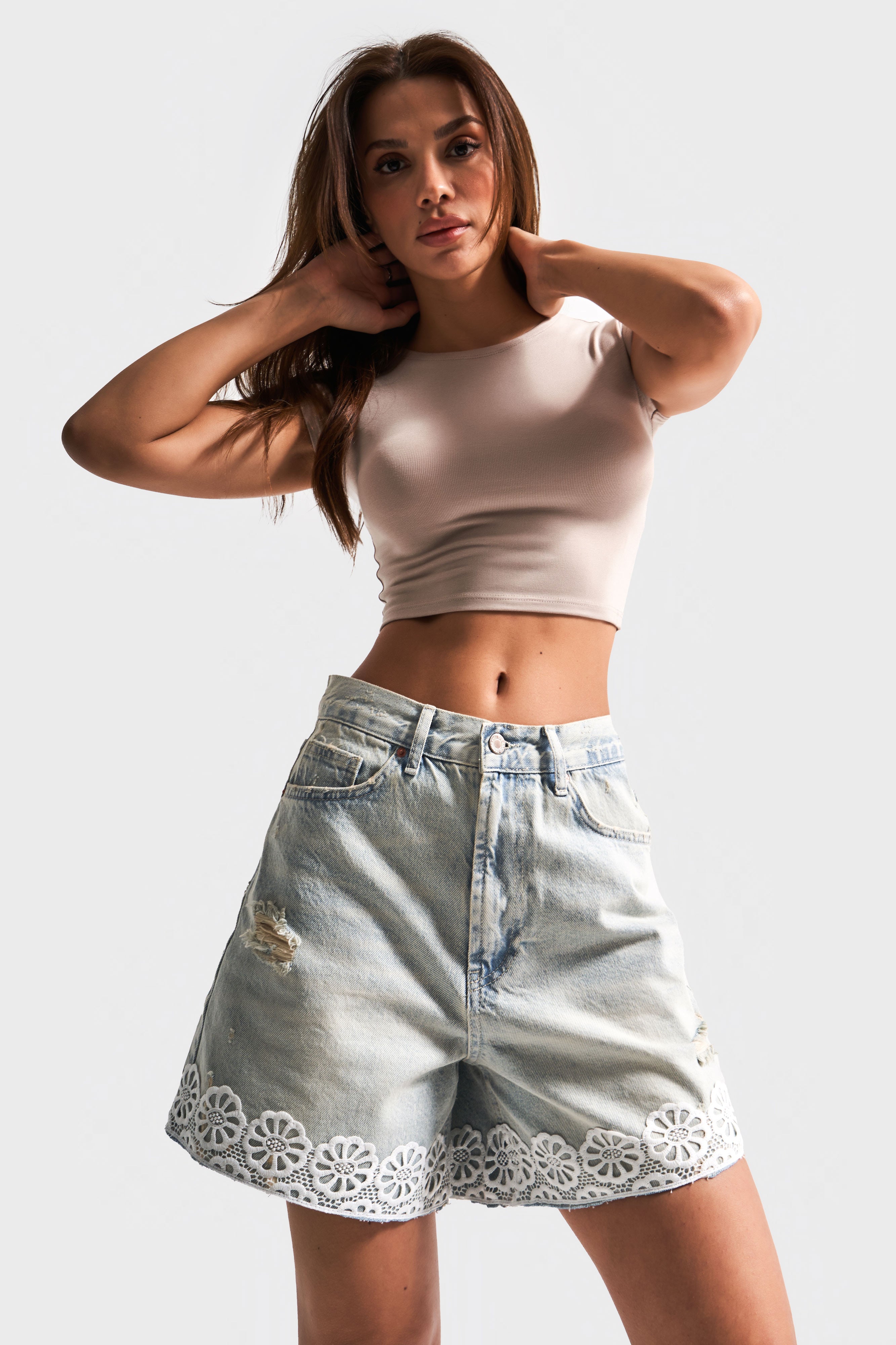 Kadın Kot Rengi D4-12s5-75 Dantel Detaylı Midi Boy Yırtık Detaylı Mom Fit Tasarım Denim Şort