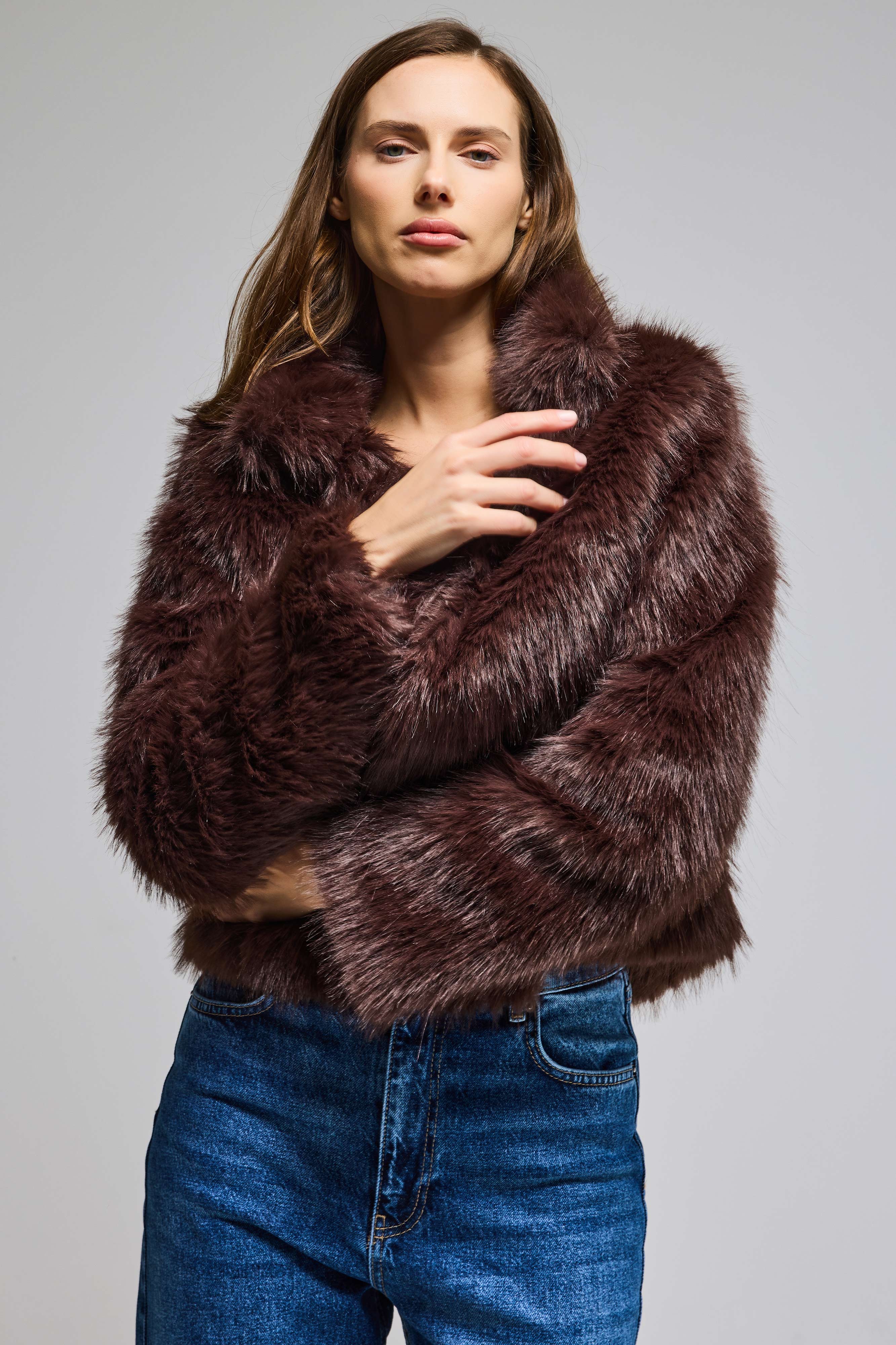 Kadın Koyu Kahve Crop Agraflı İçi Astarlı Peluşlu Kürk Mont