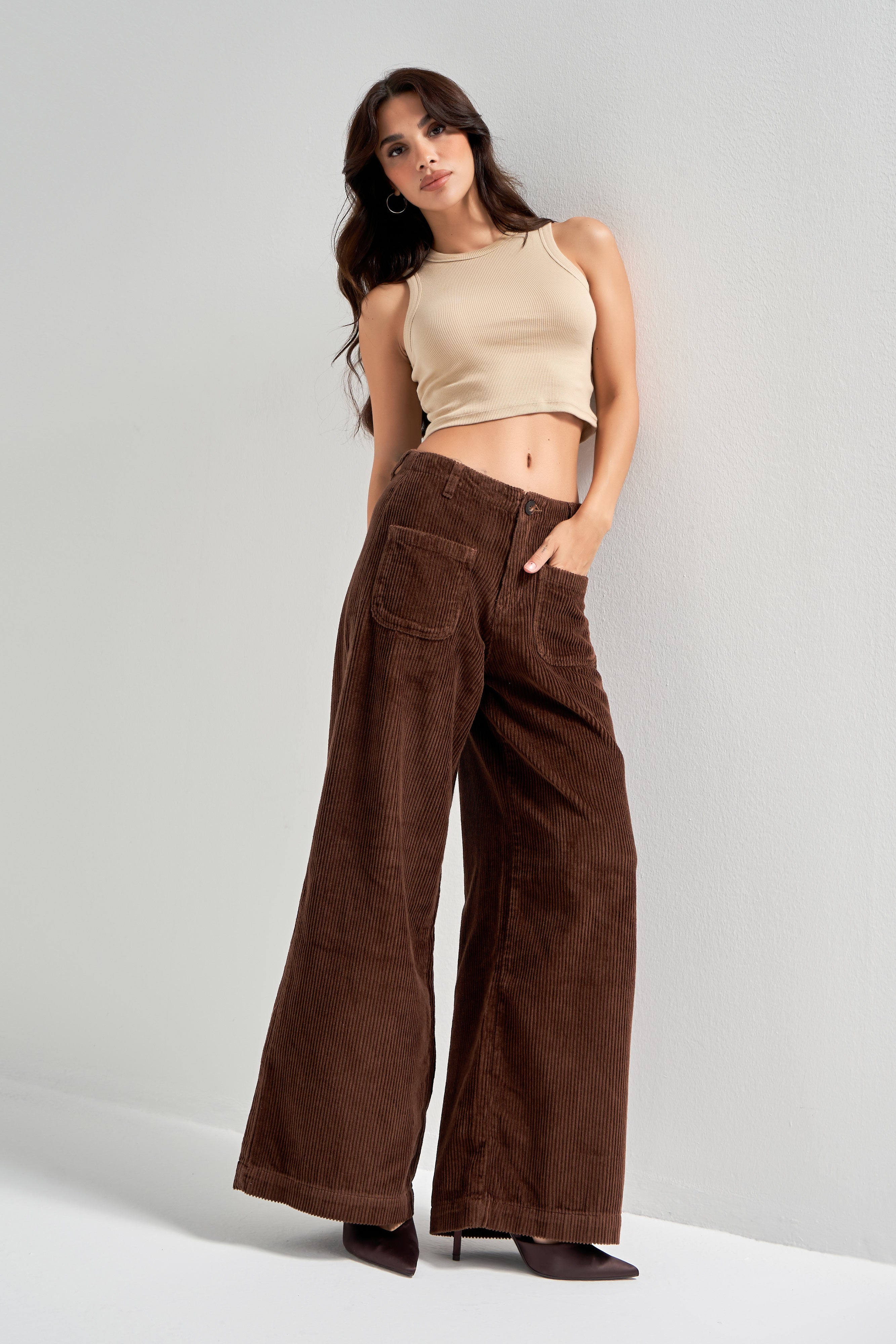 Kadın Koyu Kahve Renk 26w5-42 Palazzo Fit Cep Detaylı Kalın Fitilli Velvet Kadife Kumaş Pantolon