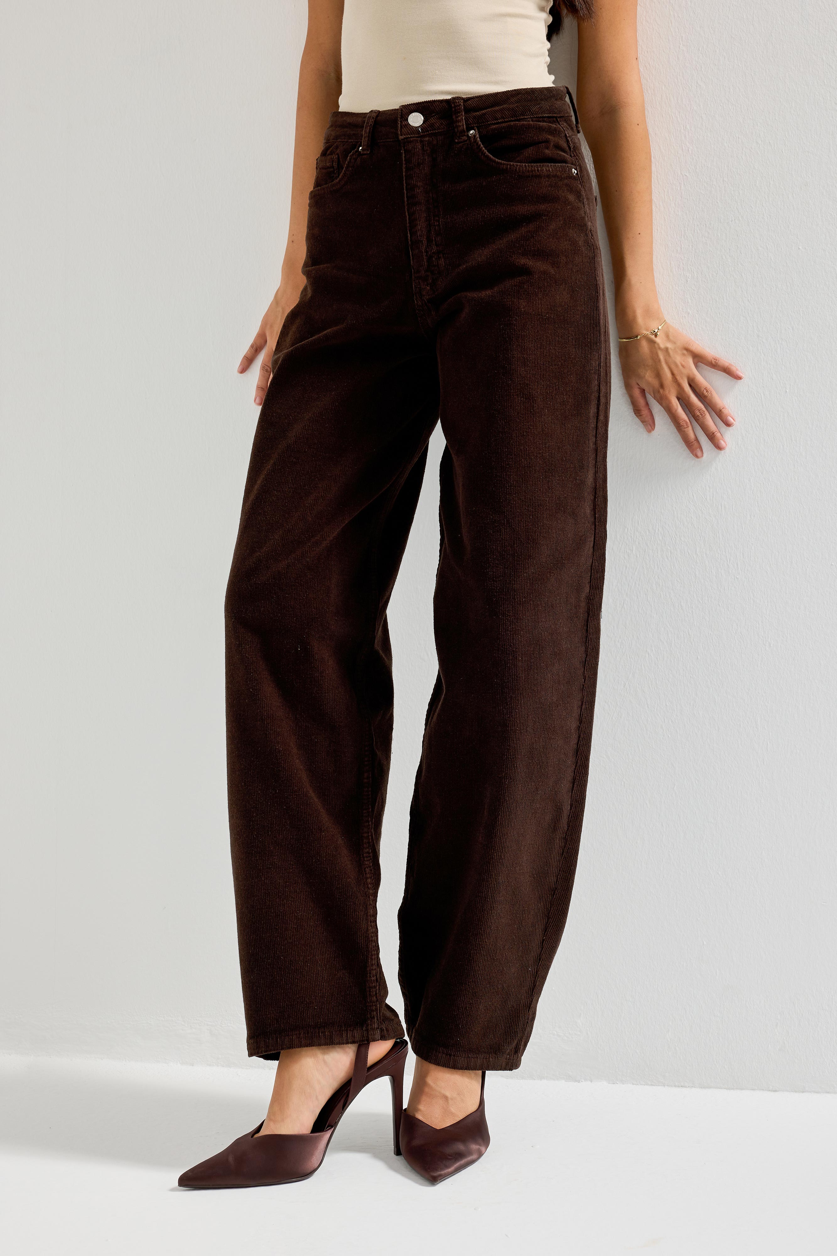 Kadın Koyu Kahverengi 29w5-81 Skater Fit İnce Fitilli Velvet Kadife Kumaş Pantolon