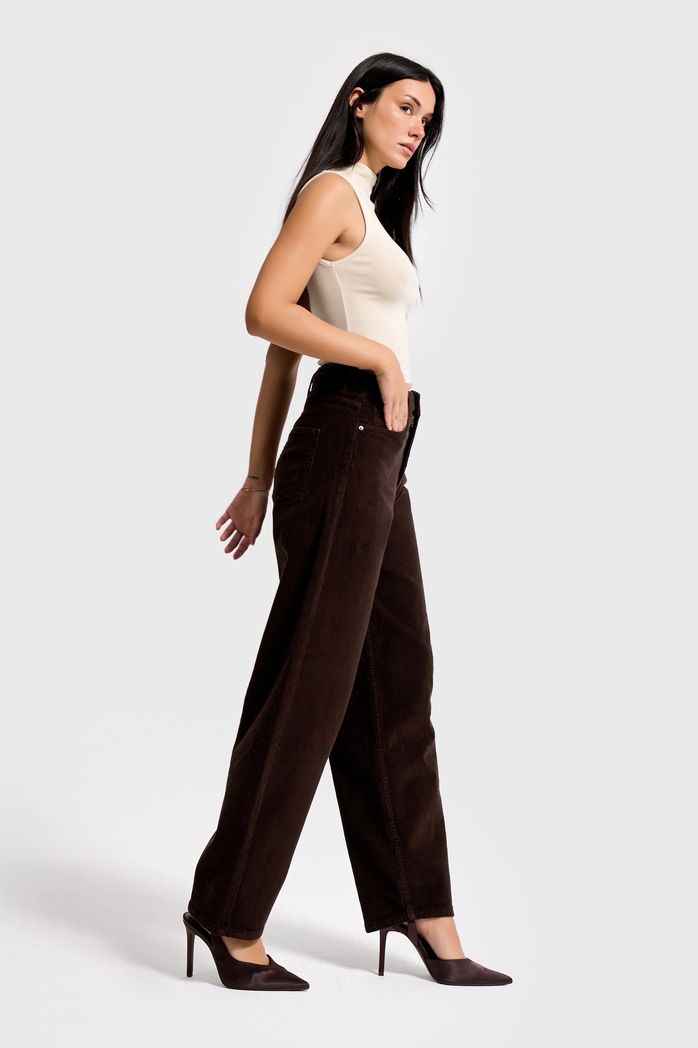 Kadın Koyu Kahverengi 29w5-81 Skater Fit İnce Fitilli Velvet Kadife Kumaş Pantolon