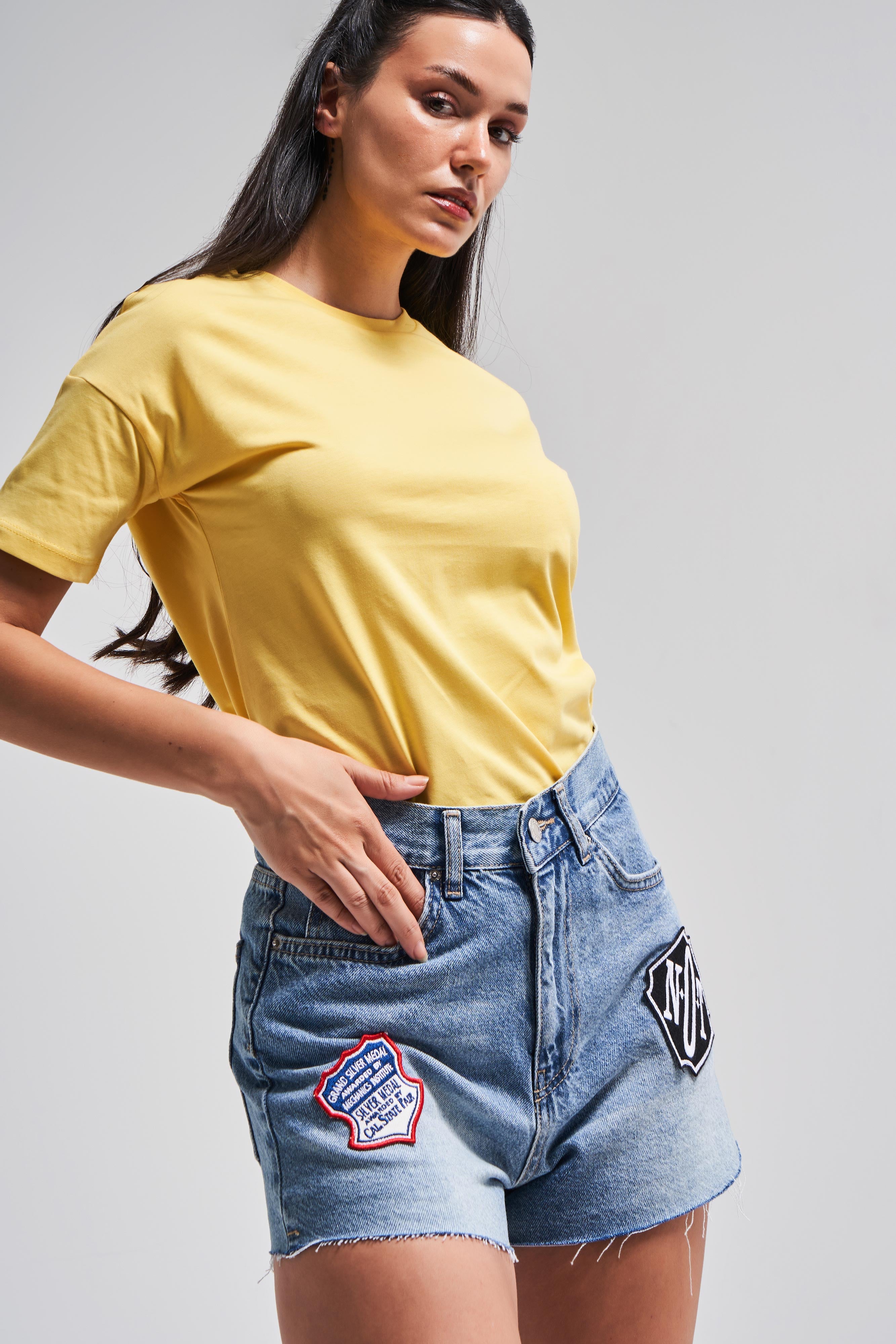 Kadın Mavi Renk 2s5-84 Mini Boy Arma Nakış Detaylı %100 Koton Mom Fit Denim Şort