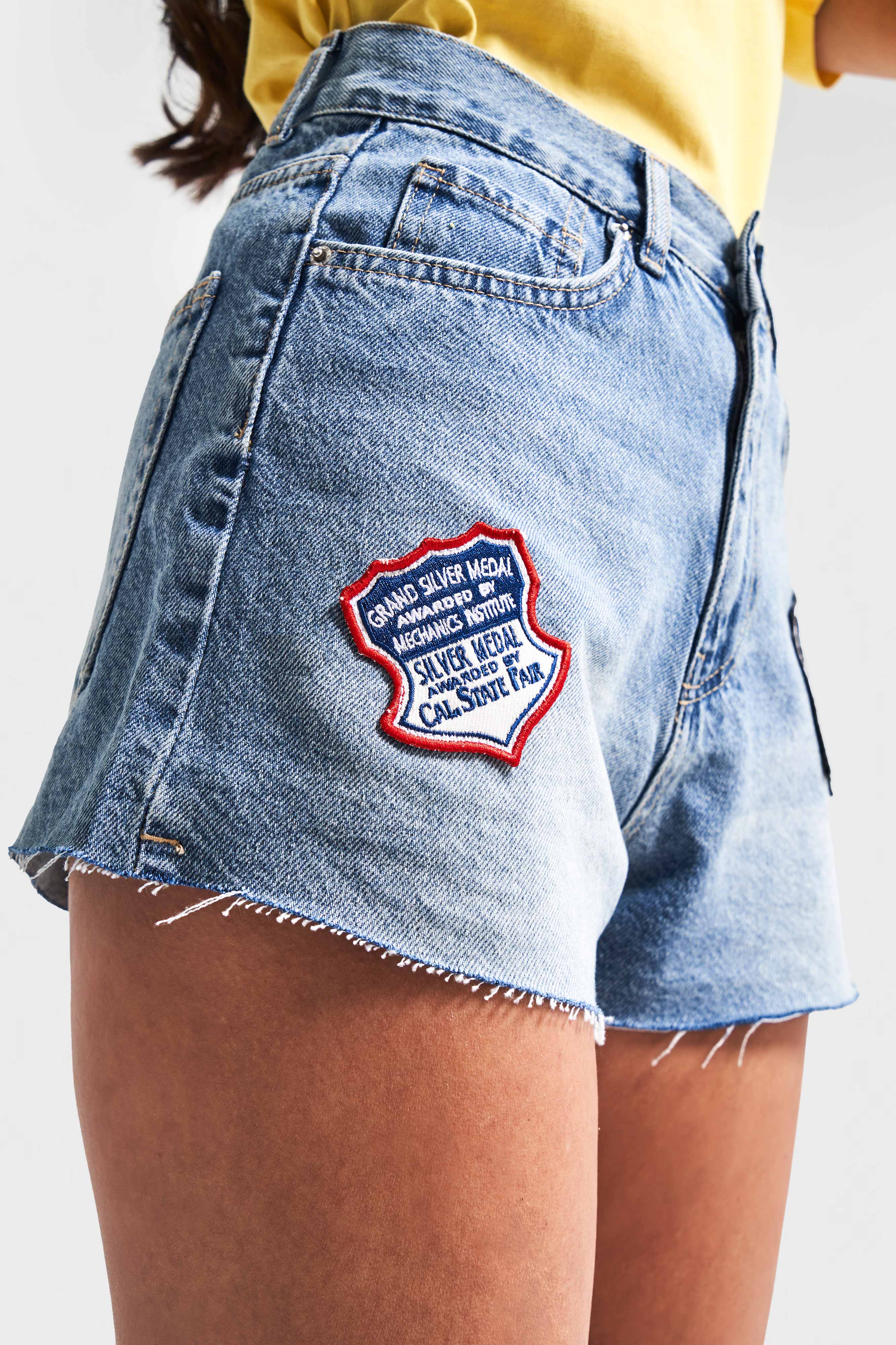Kadın Mavi Renk 2s5-84 Mini Boy Arma Nakış Detaylı %100 Koton Mom Fit Denim Şort