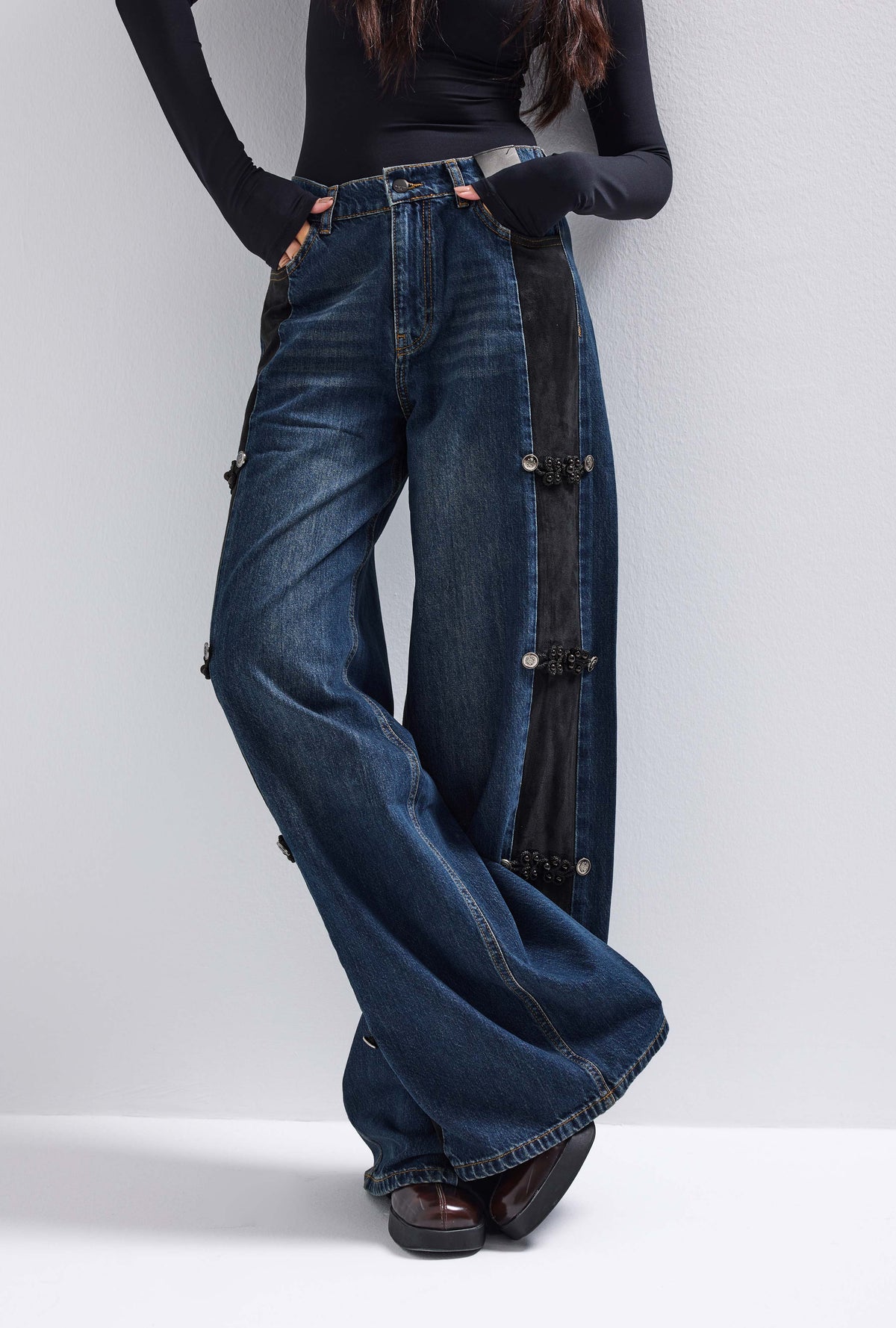 Kadın Mavi Straight Fit Süet Detaylı Özel Tasarım Napolyon Denim Jean