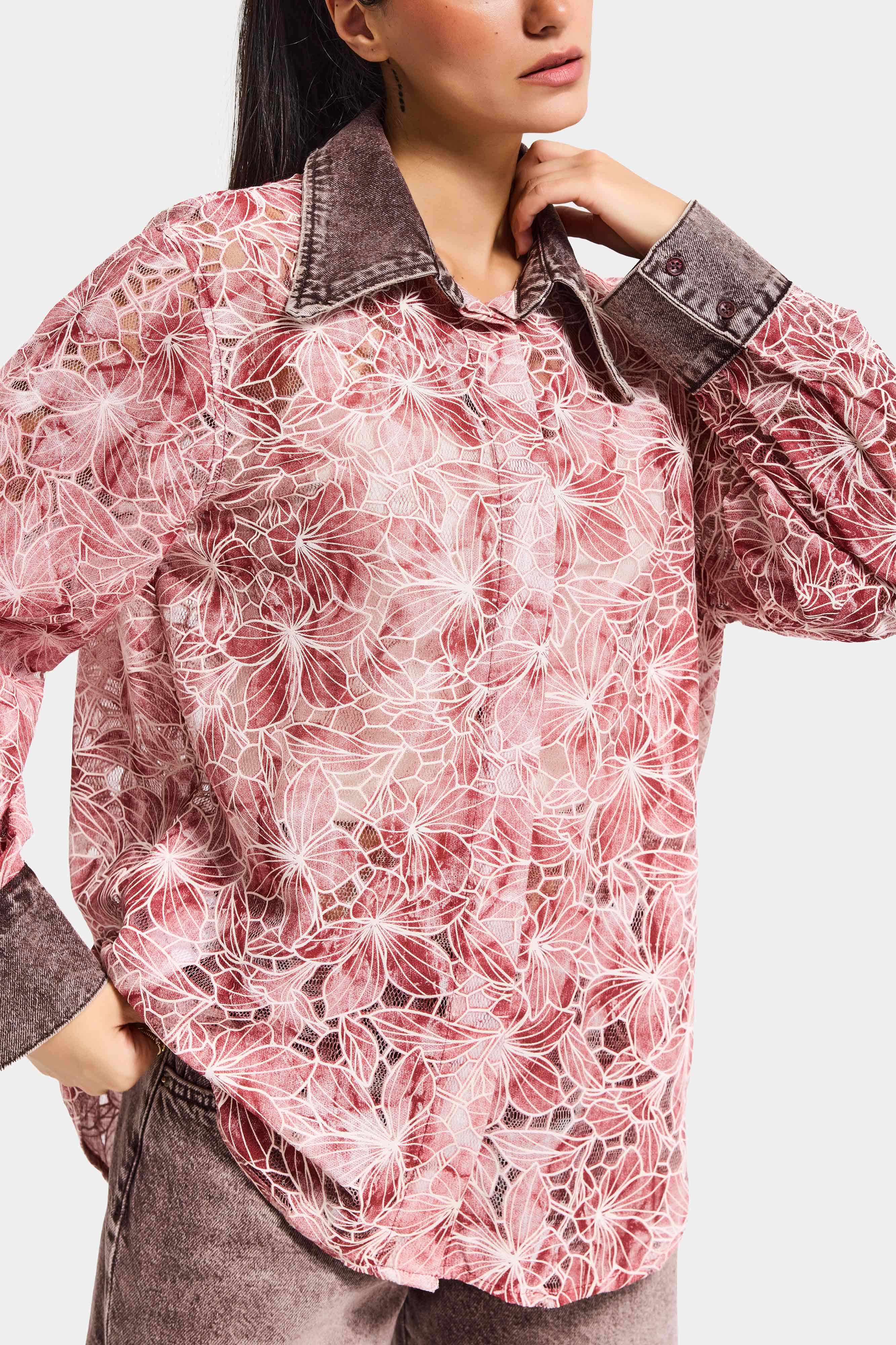 Kadın Pembe 4s6-157 Oversize Özel Tasarım Dantel Ve Gül Detaylı Denim Yakalı Gömlek Ceket