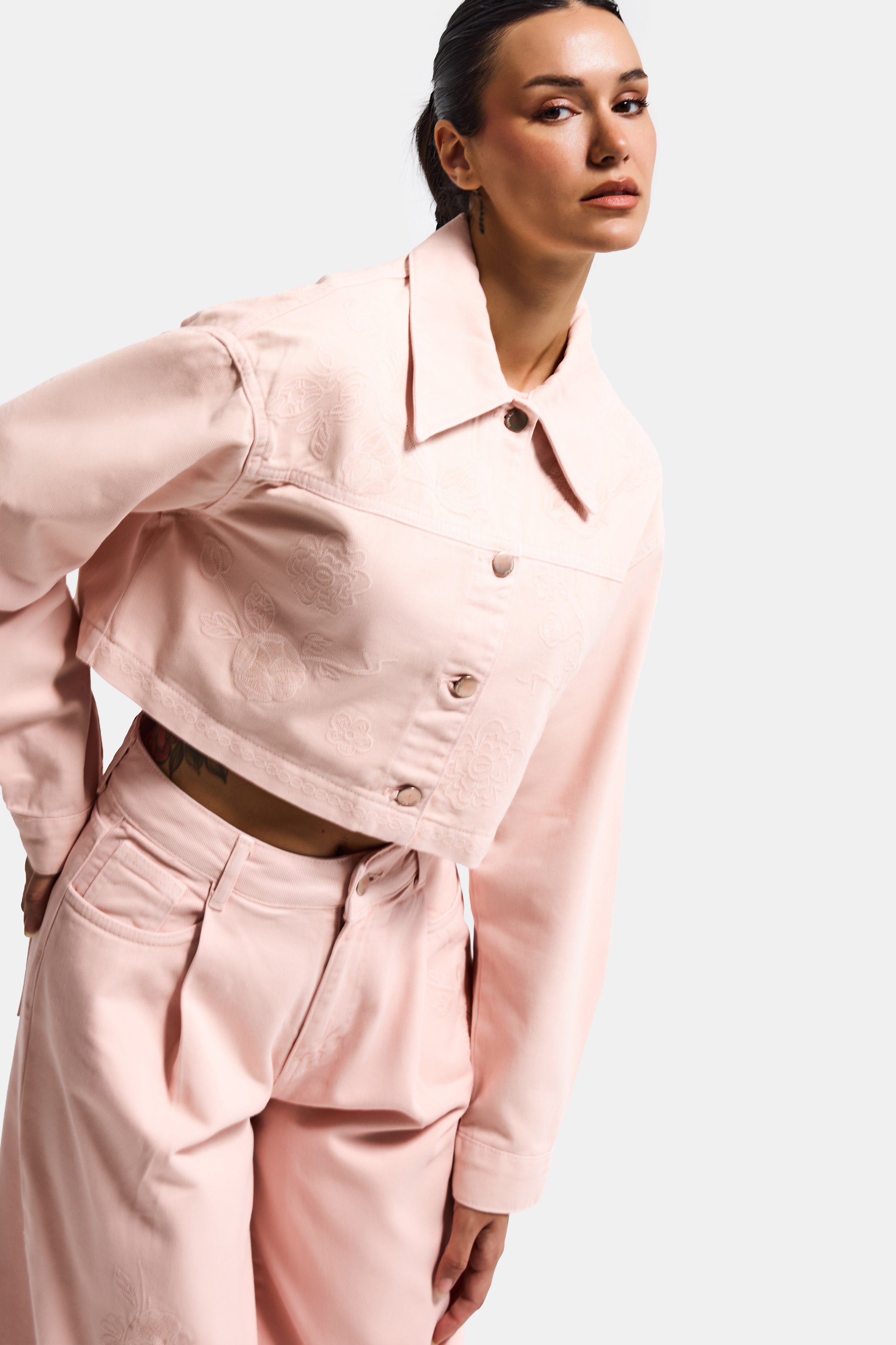 Kadın Pudra Renk 6s6-20 Crop Fit Çiçek Nakış Desenli Özel Tasarım Denim Ceket