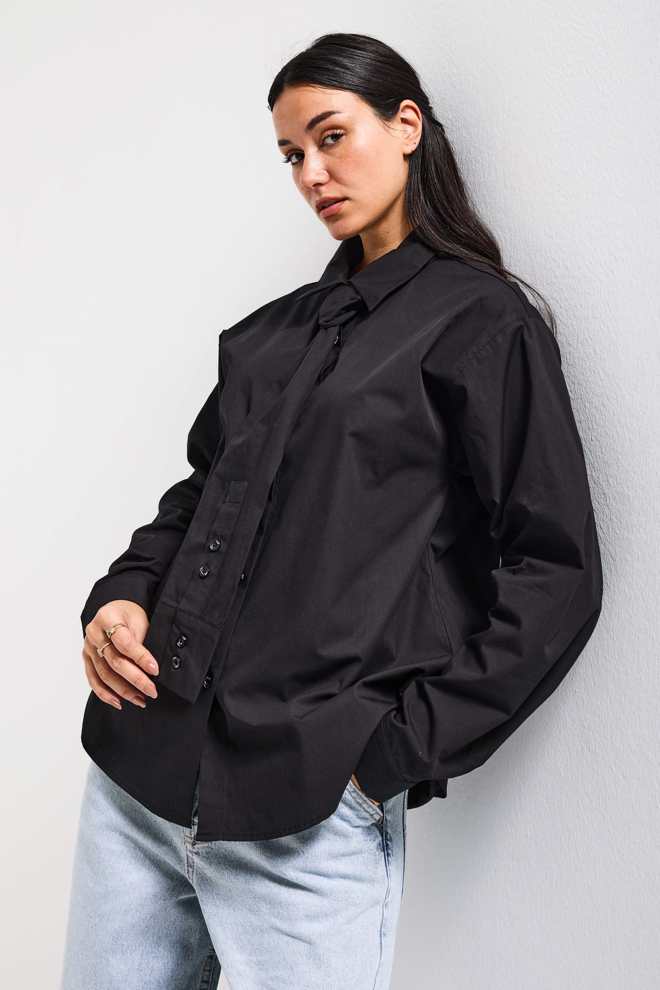 Kadın Siyah Oversize Kravat Detaylı Özel Tasarım Bol Kesim Gömlek