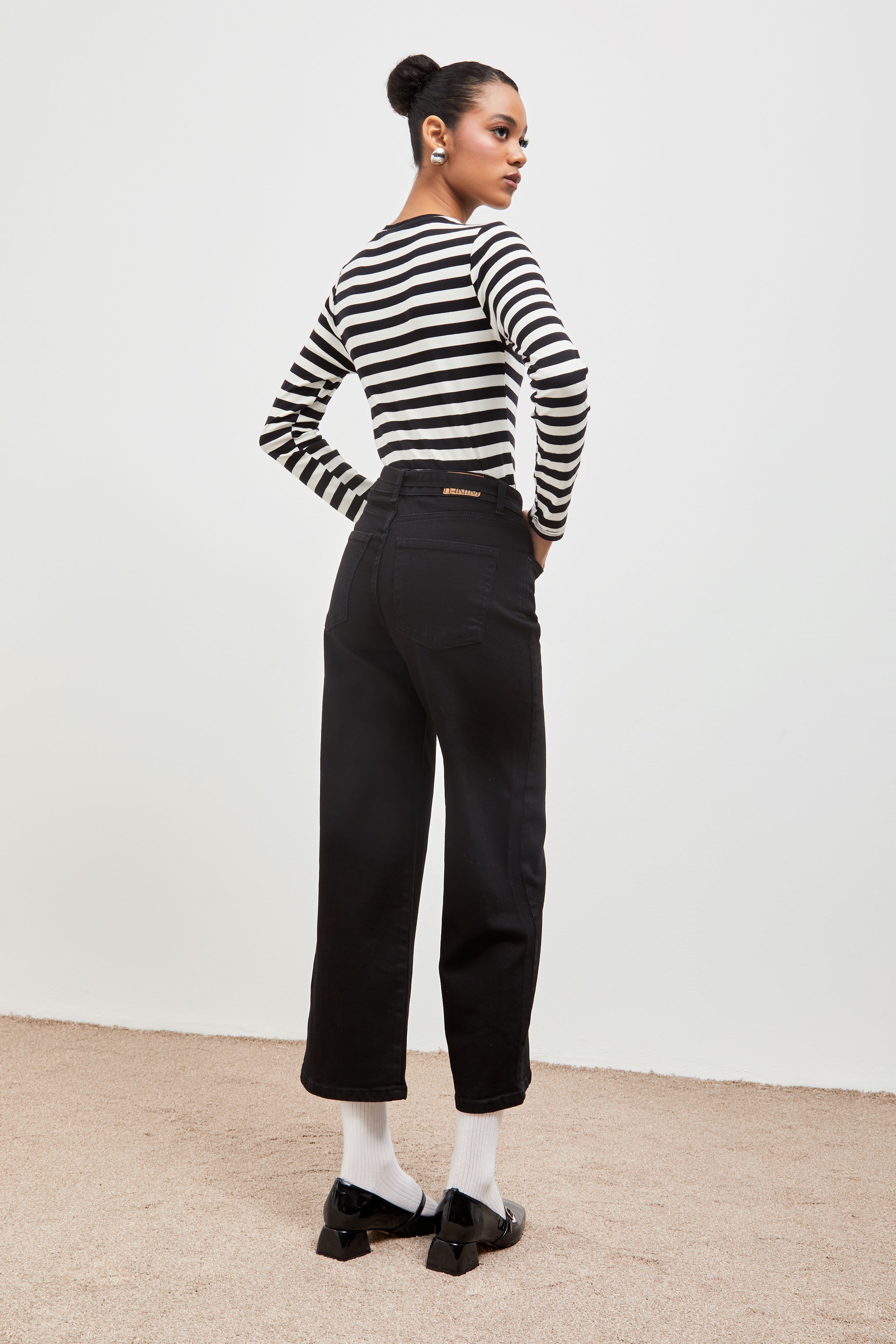 Women Black Color 1w41 Straight Cropped Fit Lycra Denim