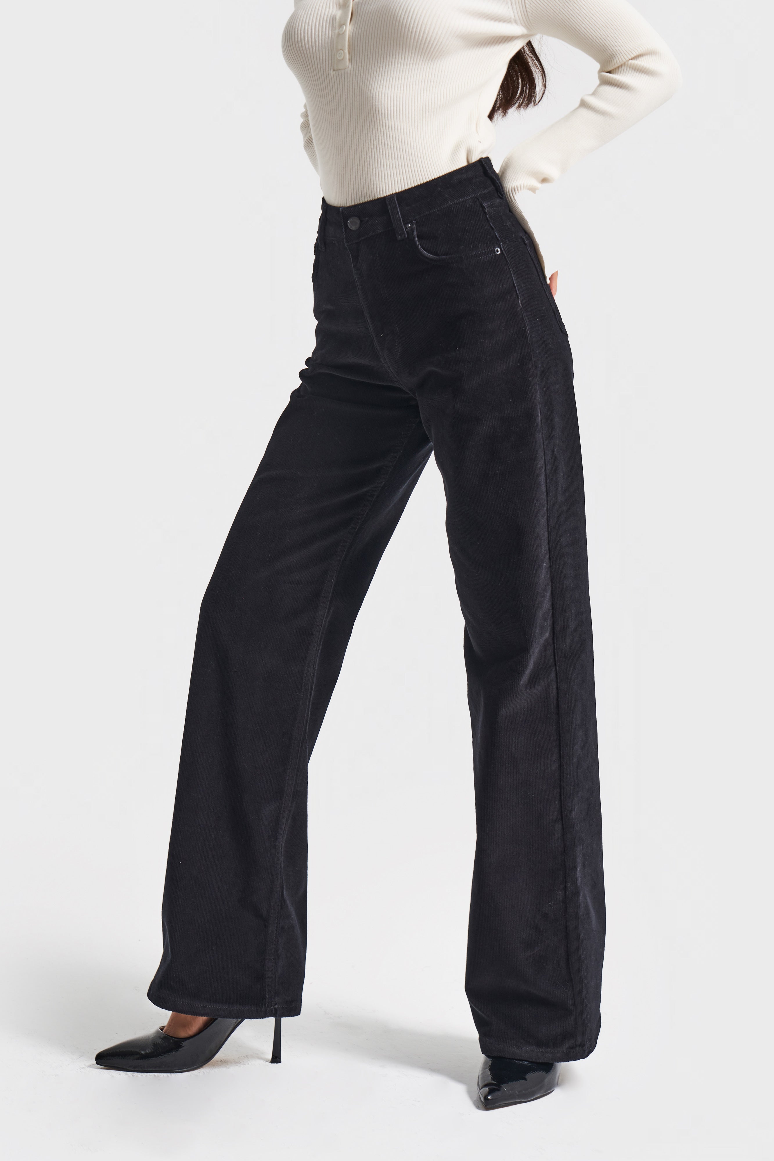 Kadın Siyah Renk 26w5-1 Straight Cropped Fit İnce Fitilli Velvet Kadife Kumaş Pantolon
