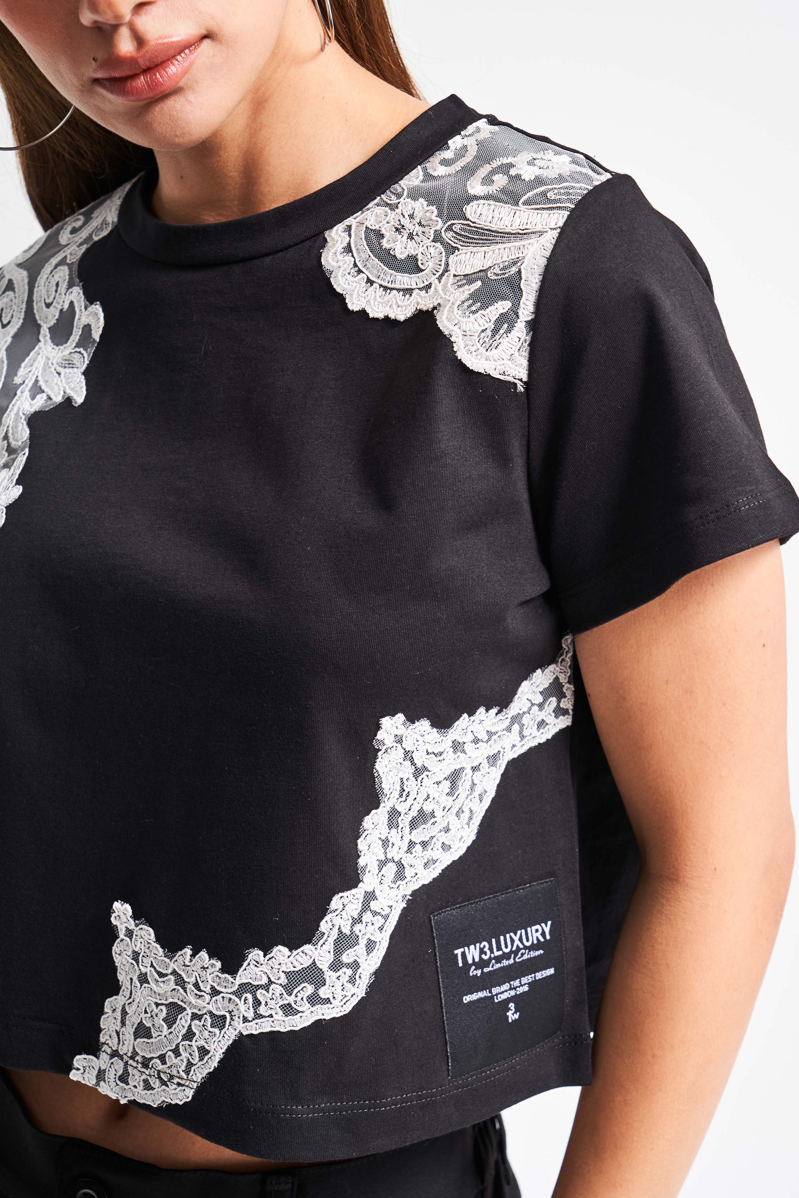 Kadın Siyah Renk Beyaz Dantel Detaylı Tasarım %100 Pamuk T-Shirt