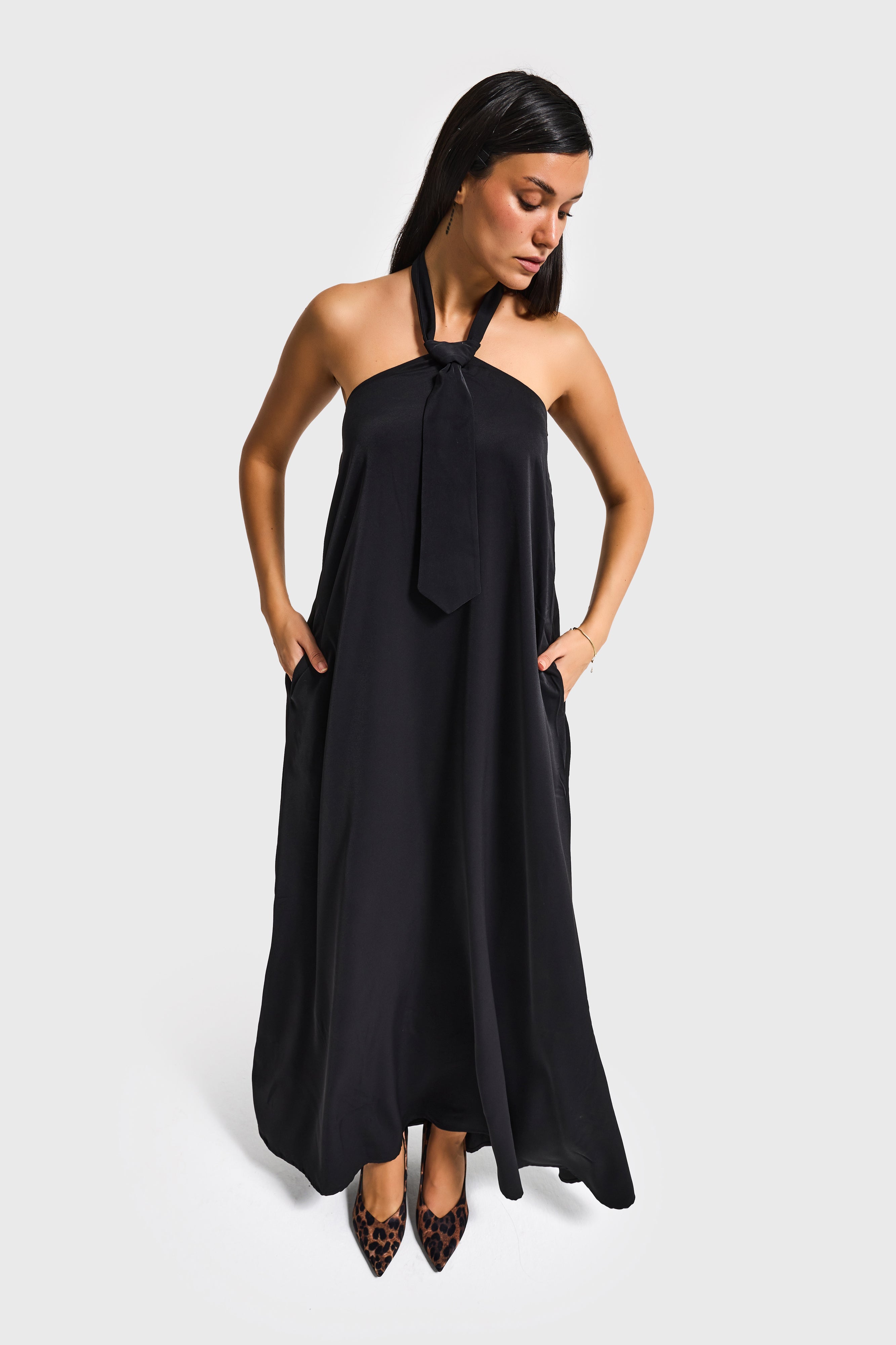 Kadın Siyah Renk Bol Kesim Kravat Detaylı Boyundan Bağlamalı Tasarım Elbise