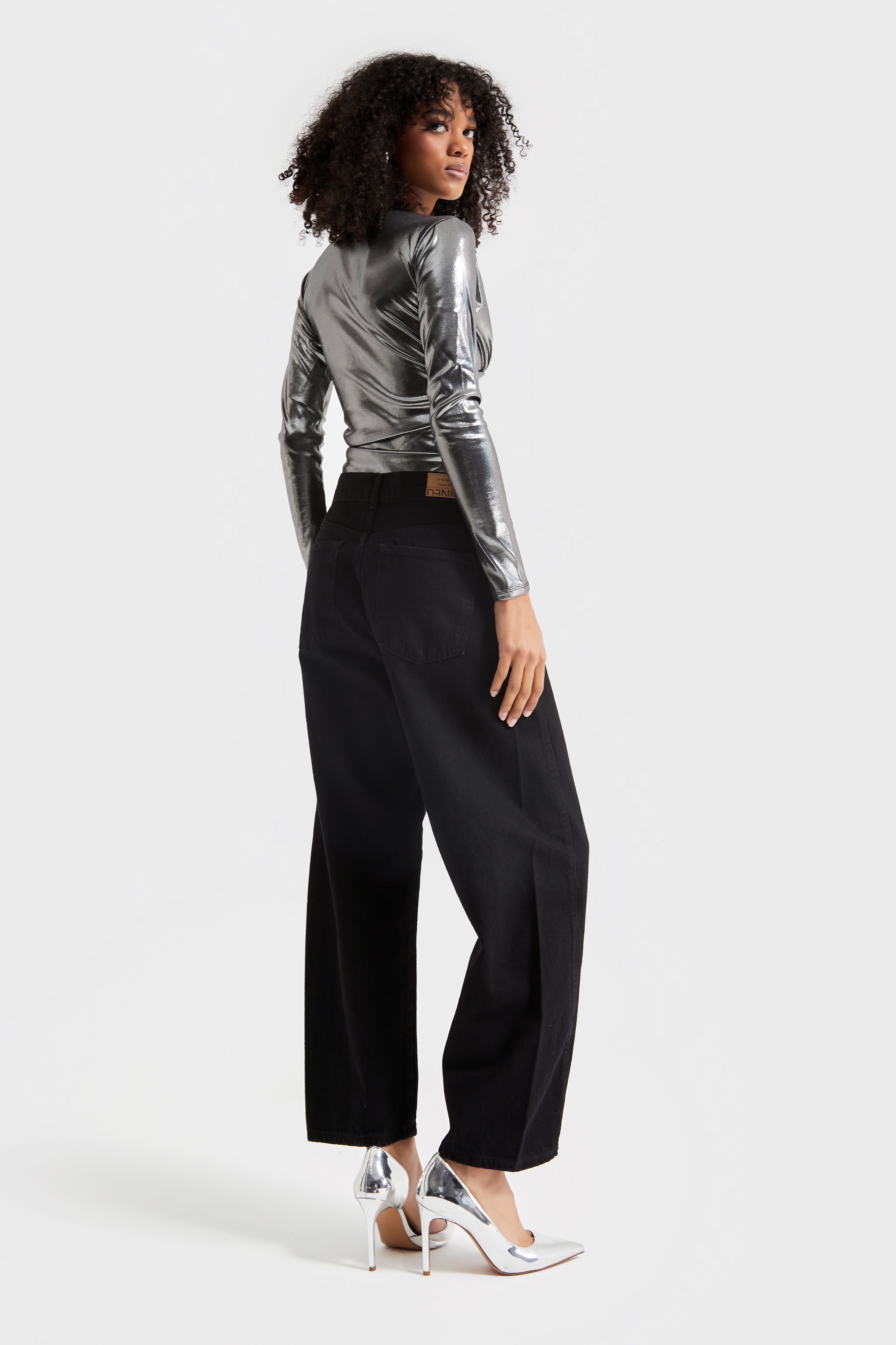 Women's Black Color Carrot Fit Relaxed Fit High Waist Denim