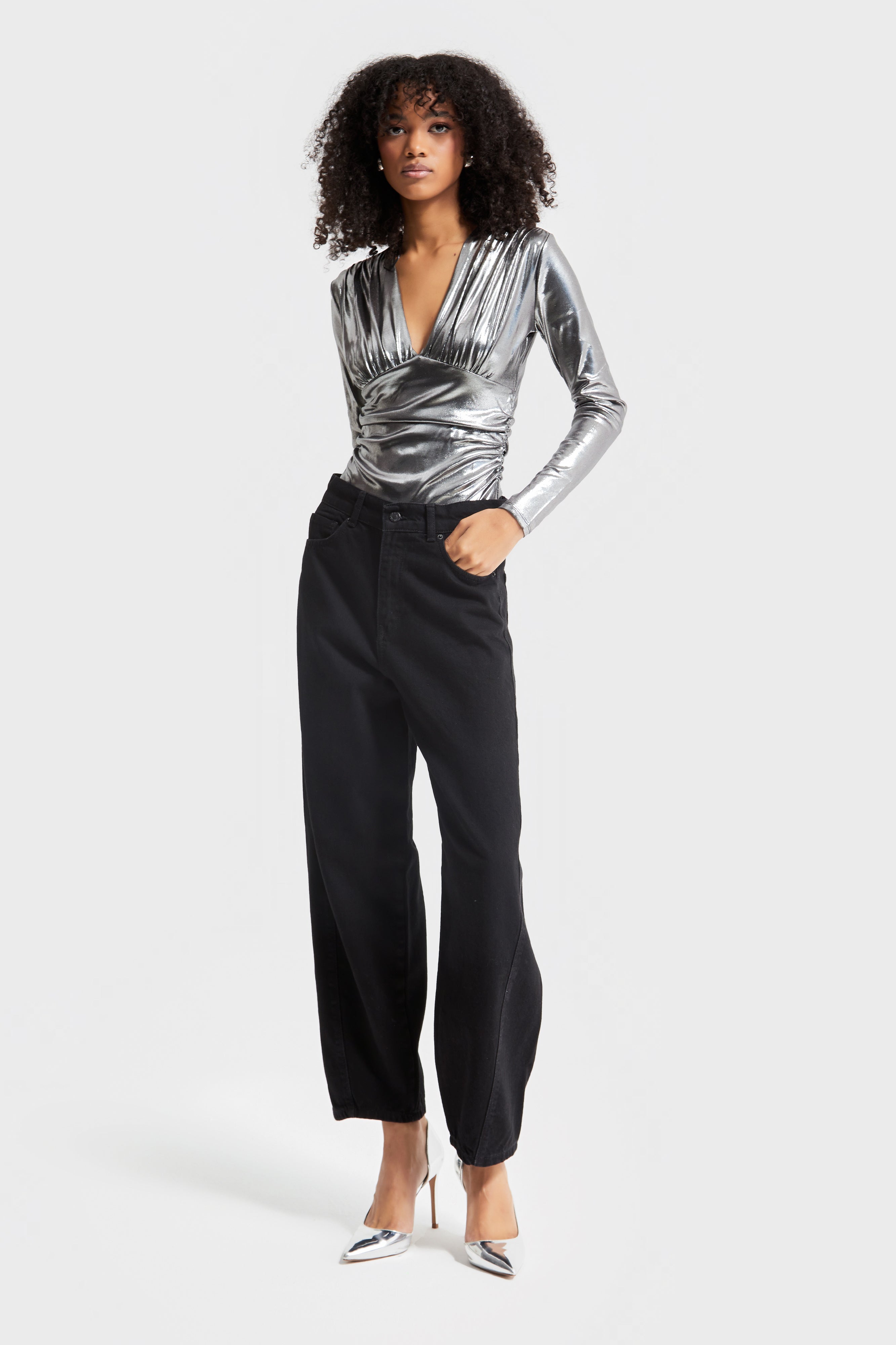 Women's Black Color Carrot Fit Relaxed Fit High Waist Denim