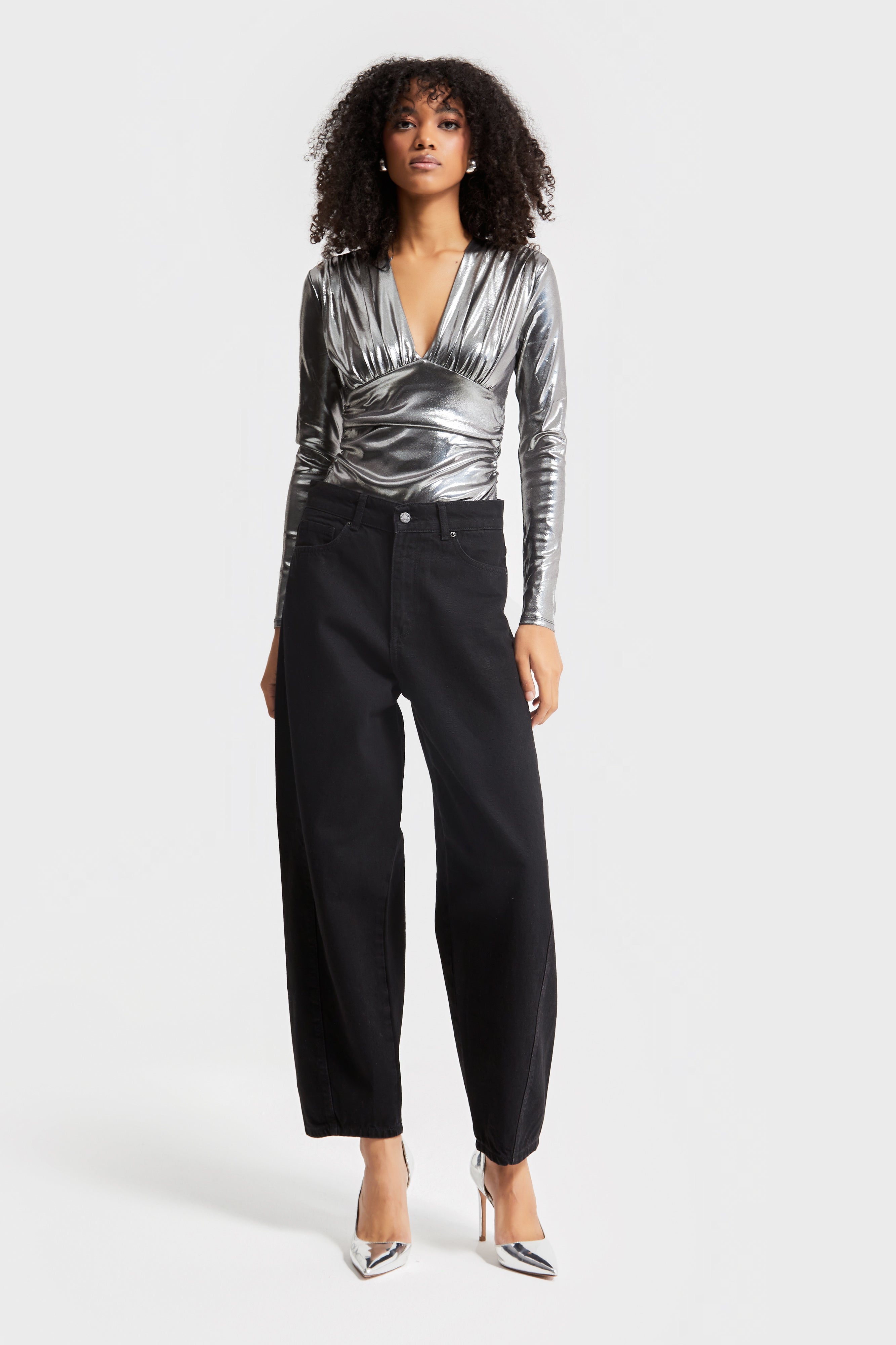 Women's Black Color Carrot Fit Relaxed Fit High Waist Denim