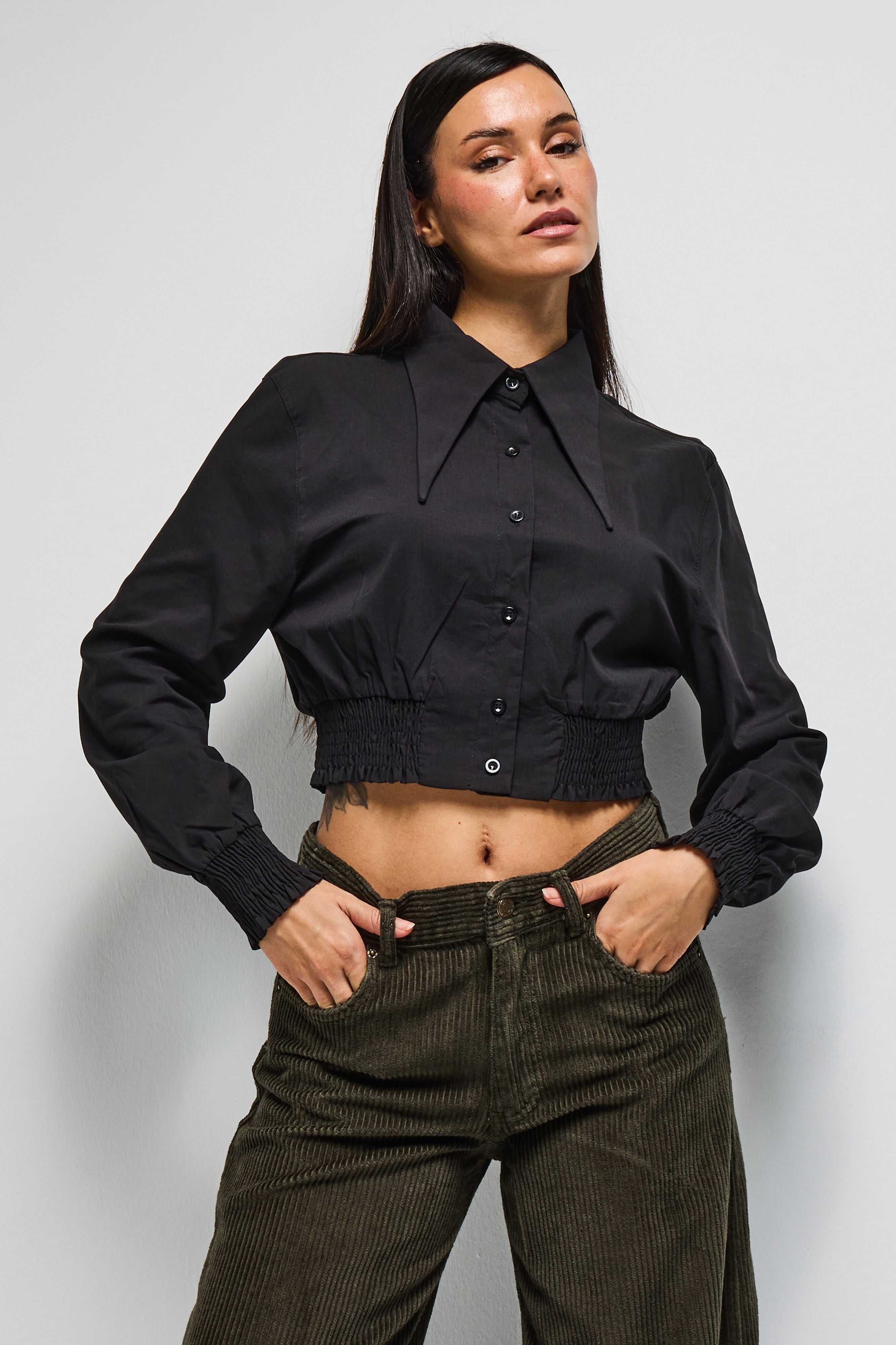 Kadın Siyah Renk Crop Fit Yaka Detaylı Özel Tasarım Gömlek