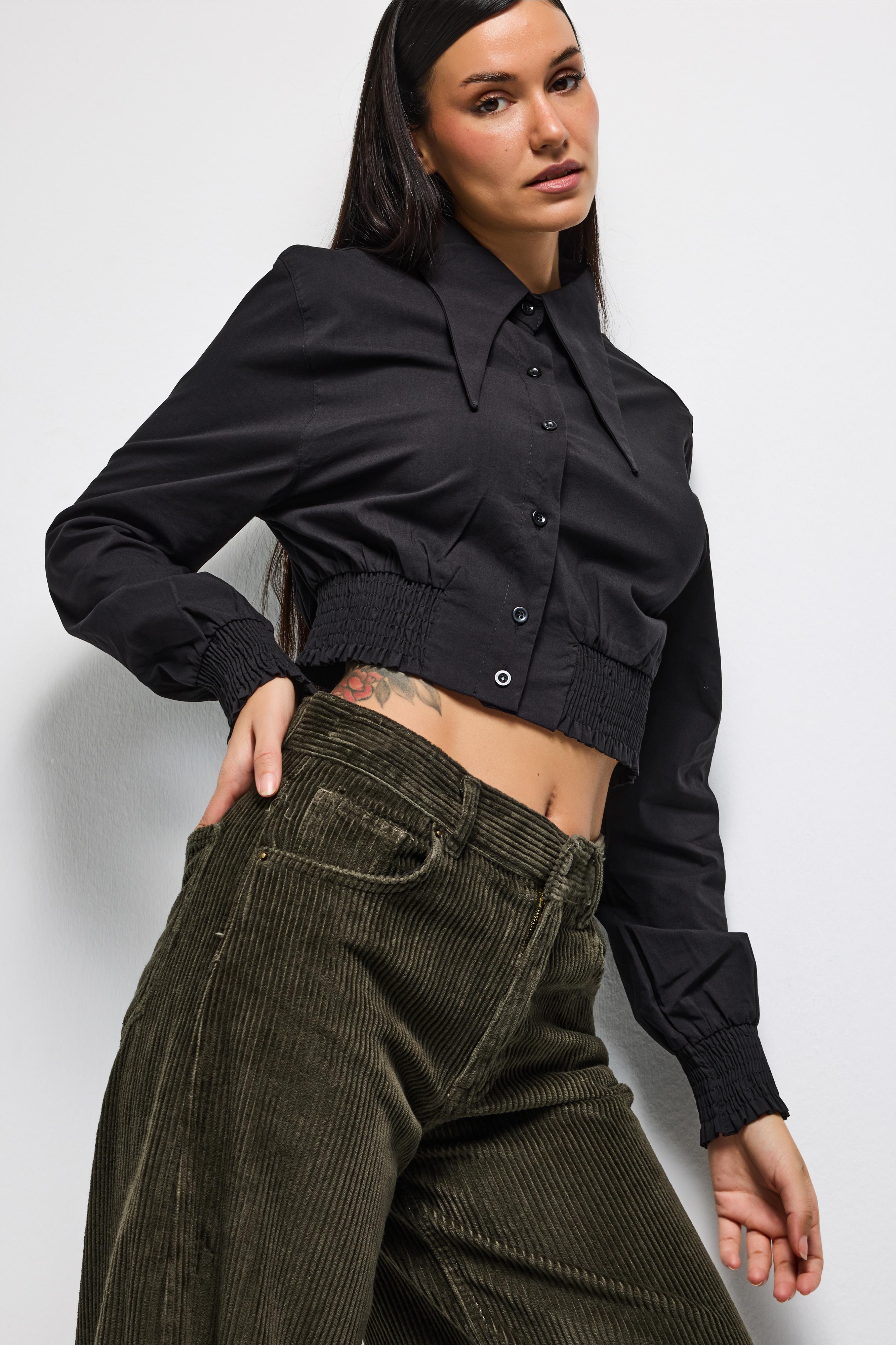 Kadın Siyah Renk Crop Fit Yaka Detaylı Özel Tasarım Gömlek