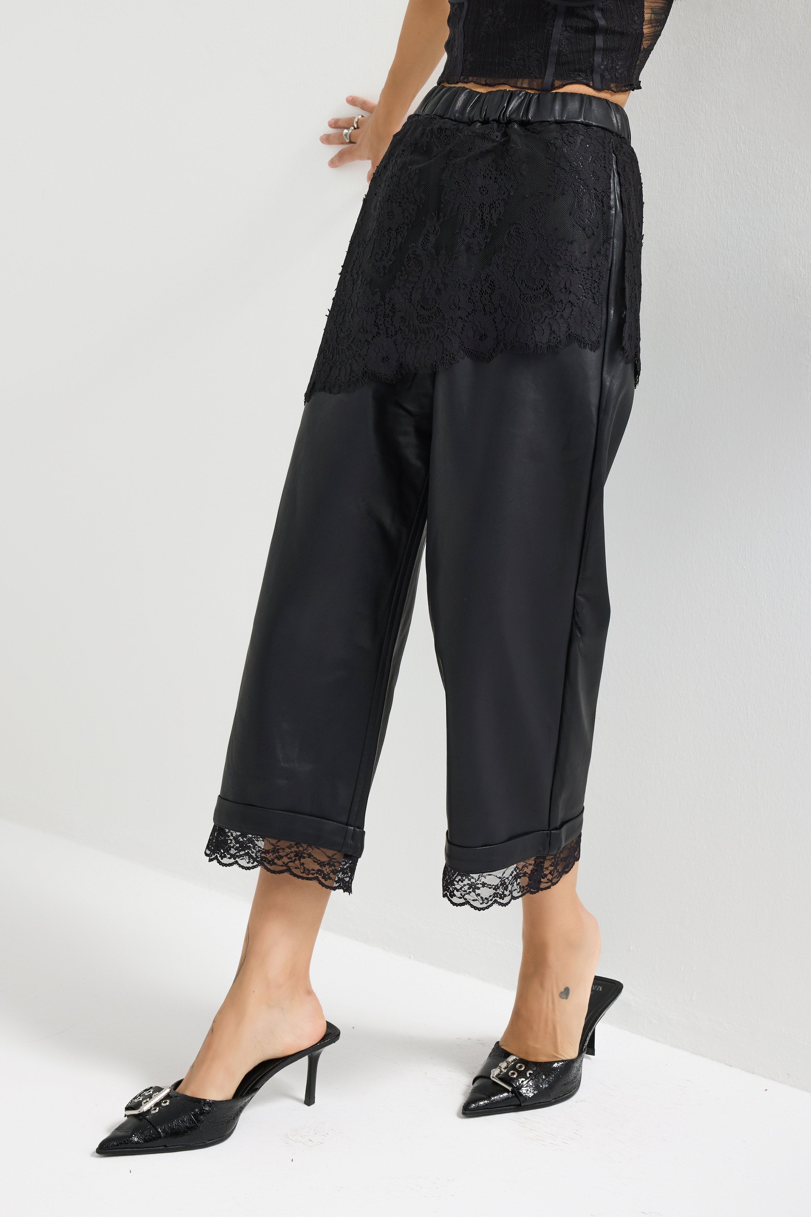 Kadın Siyah Renk Dantel Etek Detaylı Özel Tasarım Suni Deri Pantolon